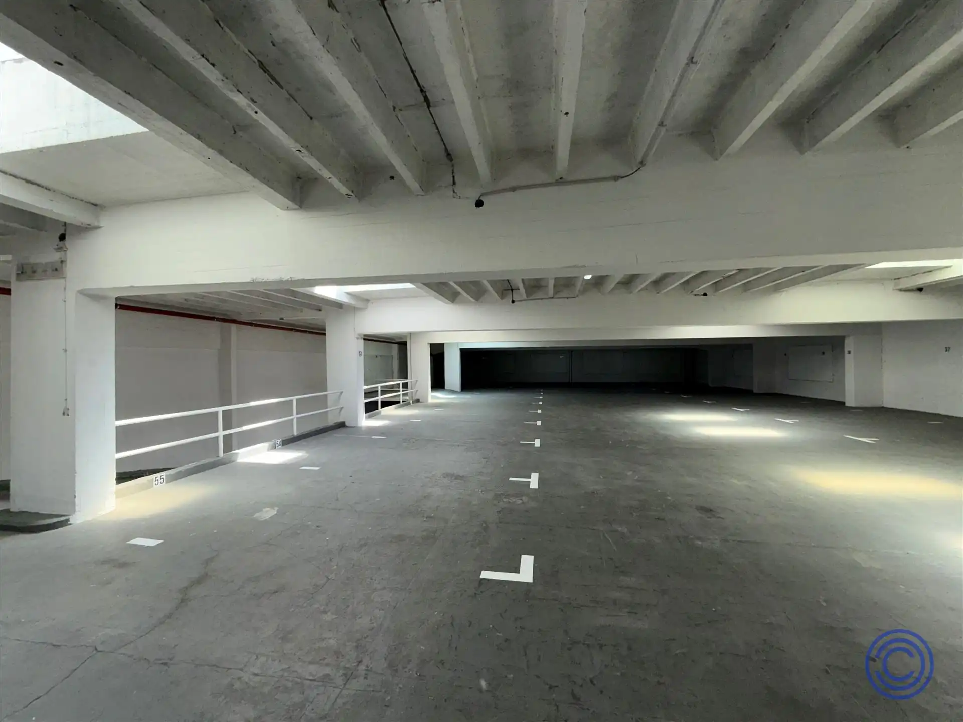 5 (of meer) ruime staanplaatsen in privé garagecomplex! foto 2