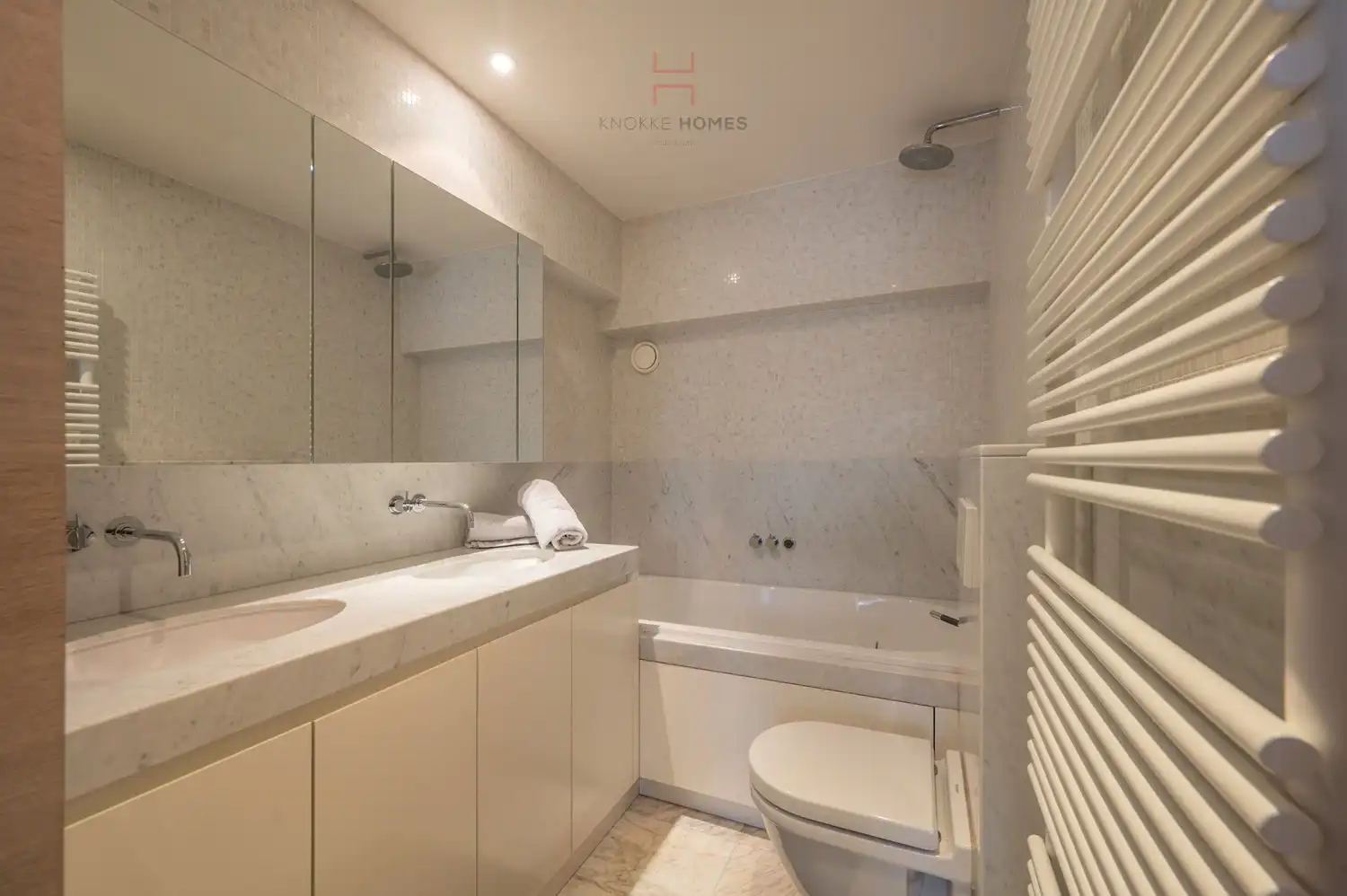 Instapklaar vernieuwd appartement met een mooi zijdelings zeezicht in Duinbergen foto 14