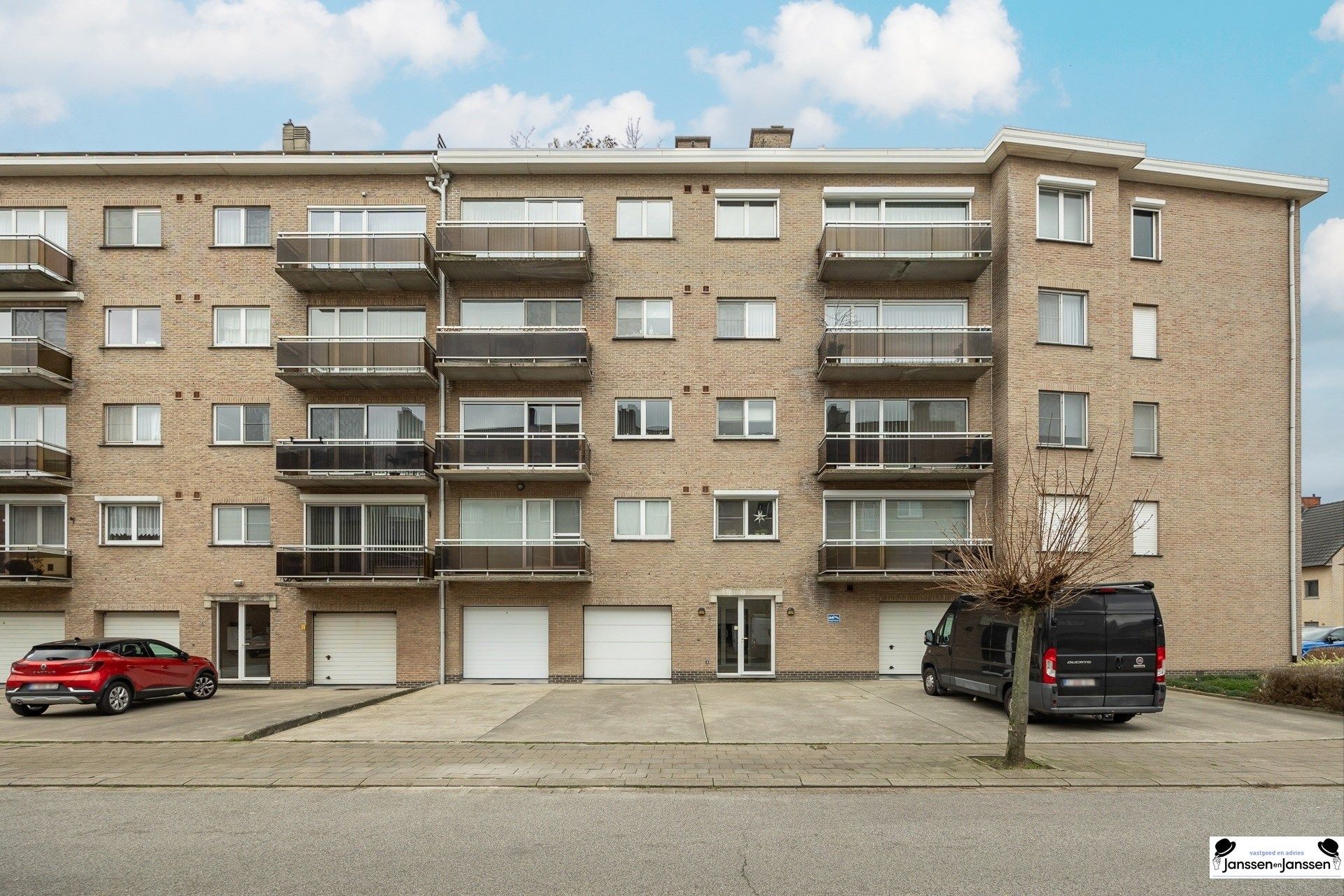 Ruim Ruim hoekappartement met veel licht, 3 slaapkamers foto {{pictureIndex}}