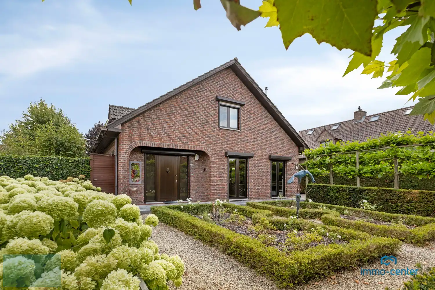 Instapklare vrijstaande woning met 4 slaapkamers en prachtige tuin foto 3