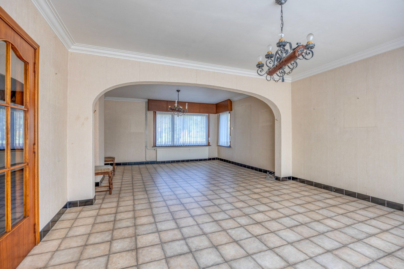 Ruime op te frisse woning op een perceel van 2.210 m² ! foto 4