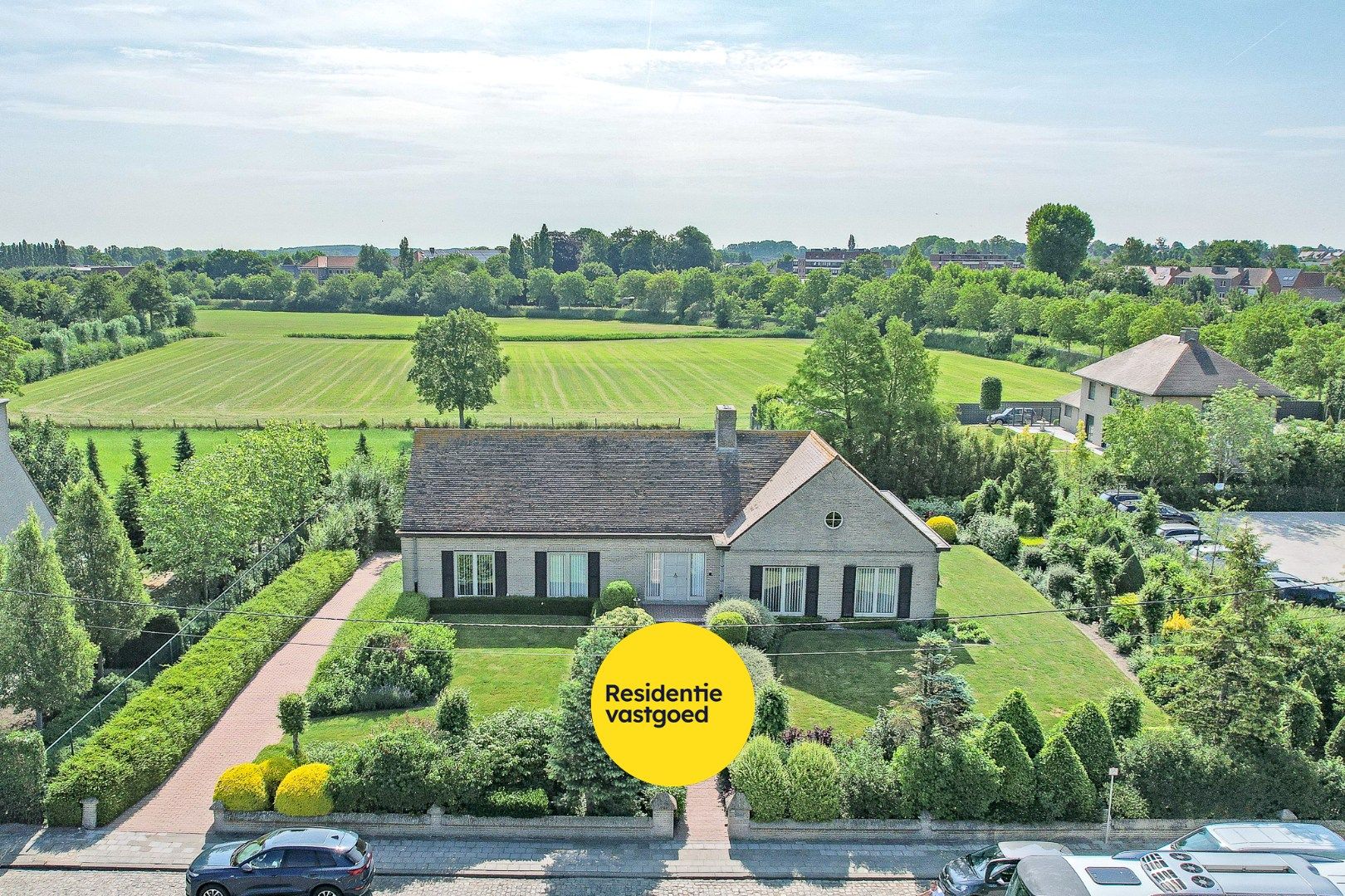 Ruime alleenstaande woning met grote tuin nabij centrum Diksmuide op 1681 m². foto 3