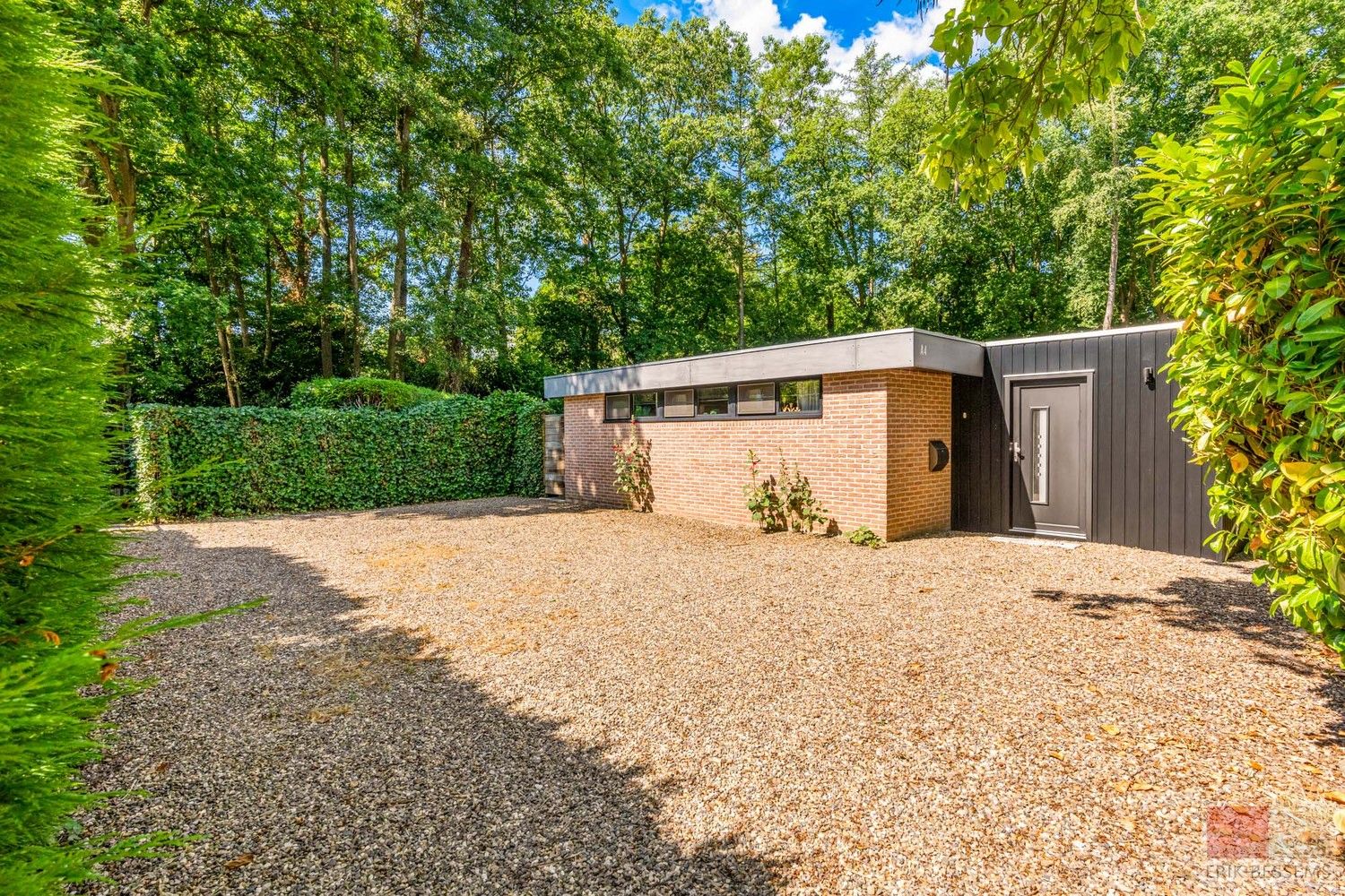 Hoofdfoto van de publicatie: Gelijkvloerse vakantiewoning met een woonoppervlakte van 79 m², gelegen op een royaal perceel van 570 m².