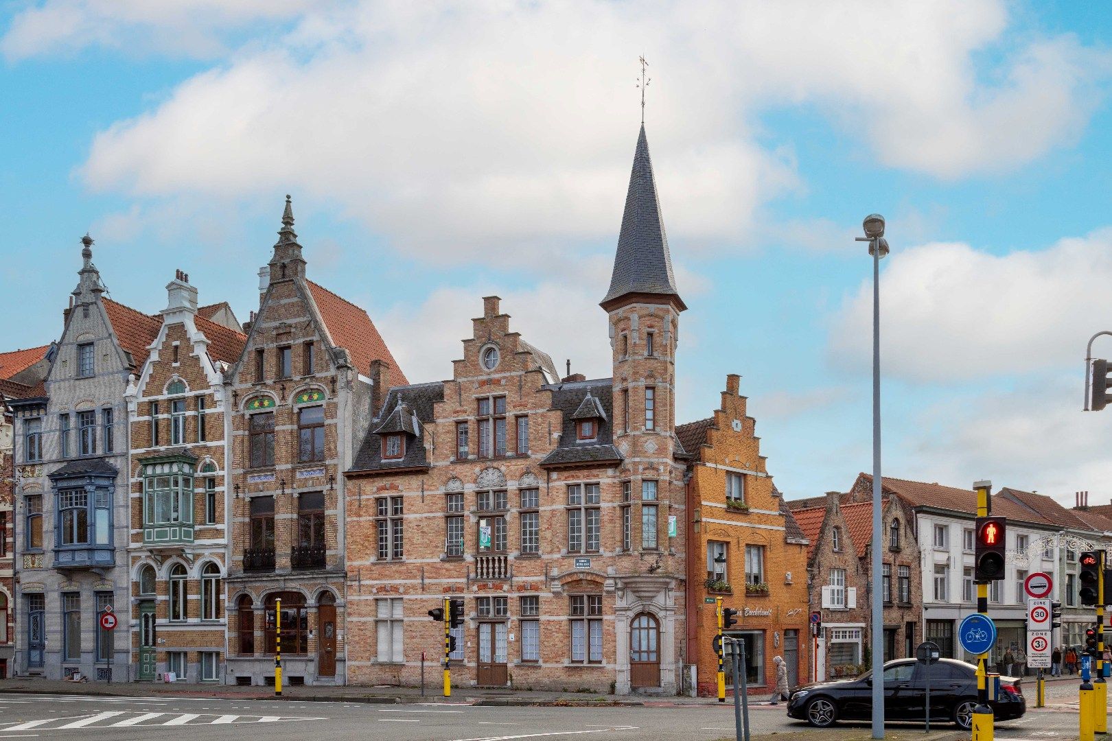 Iconisch neo-gotisch pand met uniek zicht op de Ezelpoort en het Stil Ende foto 2