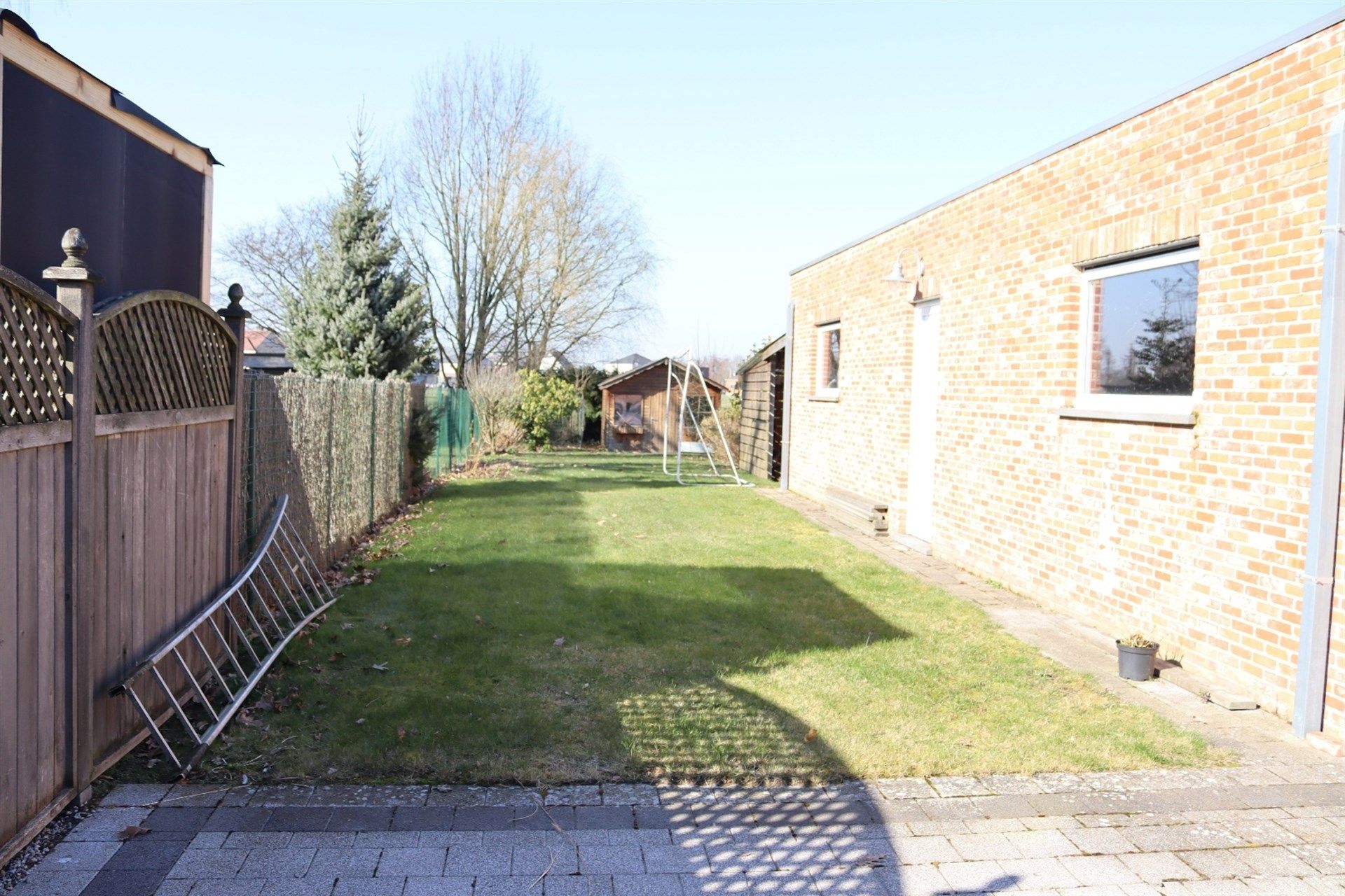 Gunstig gelegen halfopen woning met grote garage en tuin. foto 14