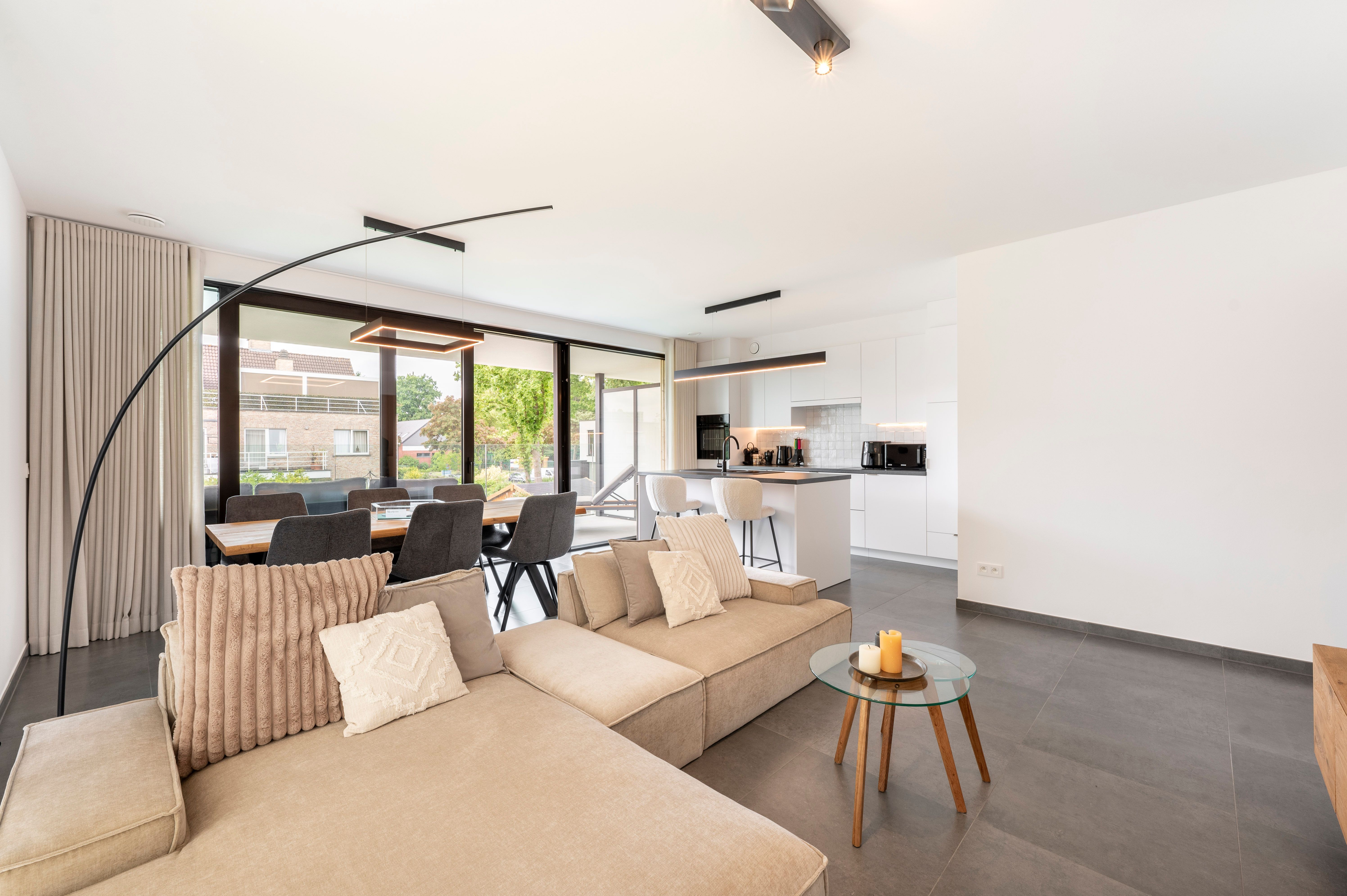 Instapklaar nieuwbouwappartement met 2 staanplaatsen en kelderberging in Brecht! foto 2