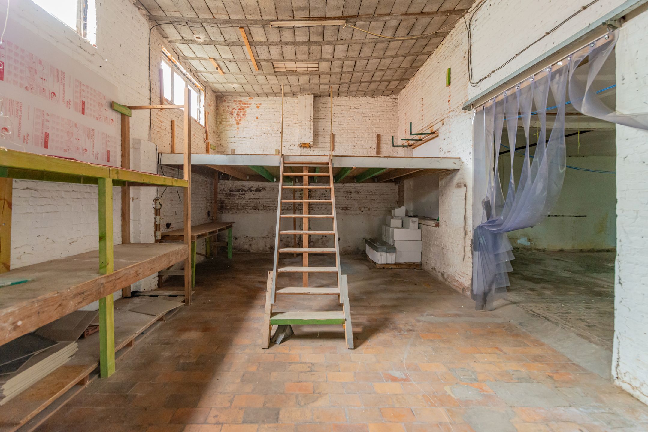 Gebouw met 3 appartementen en opslag te koop foto 28