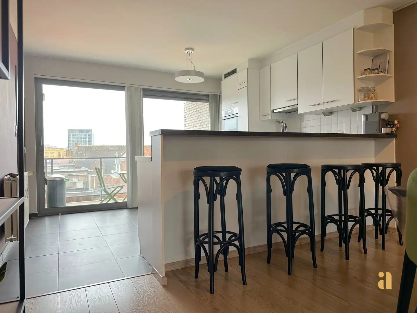 Zon, ruimte & torens: dit lichtrijke appartement heeft het allemaal! foto 7