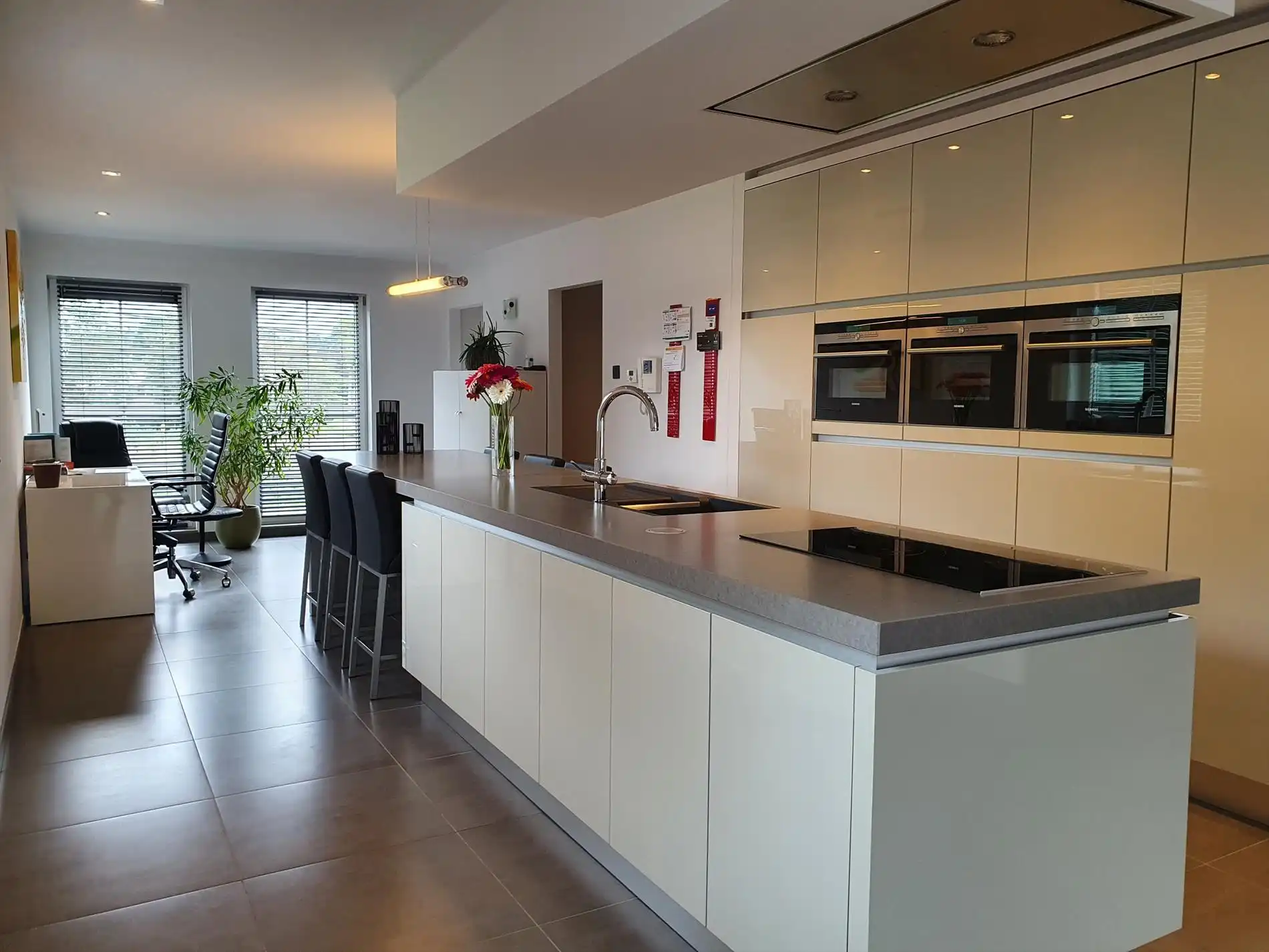 Appartement met 2 slaapkamers, ruim terras en autostaanplaats te OLV Olen ! foto 6