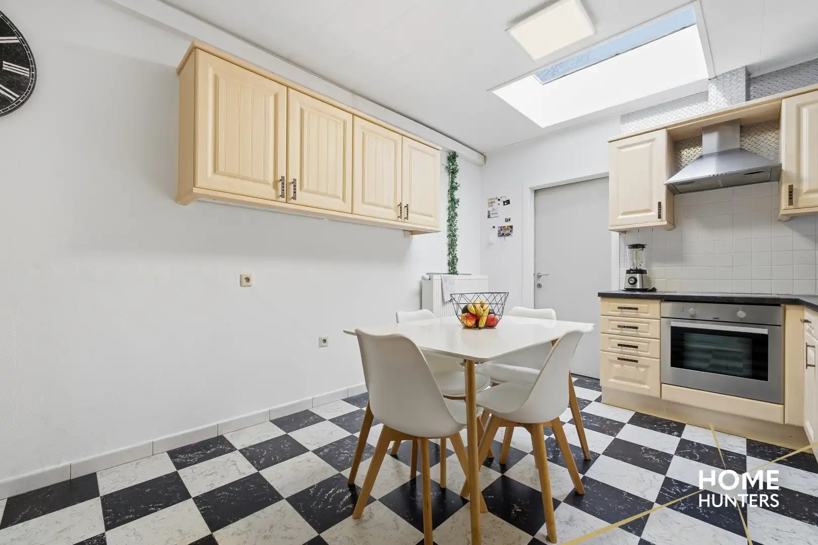 Verrassend ruime woning op een rustige ligging in Ieper met 5 slaapkamers en een oprit foto 13