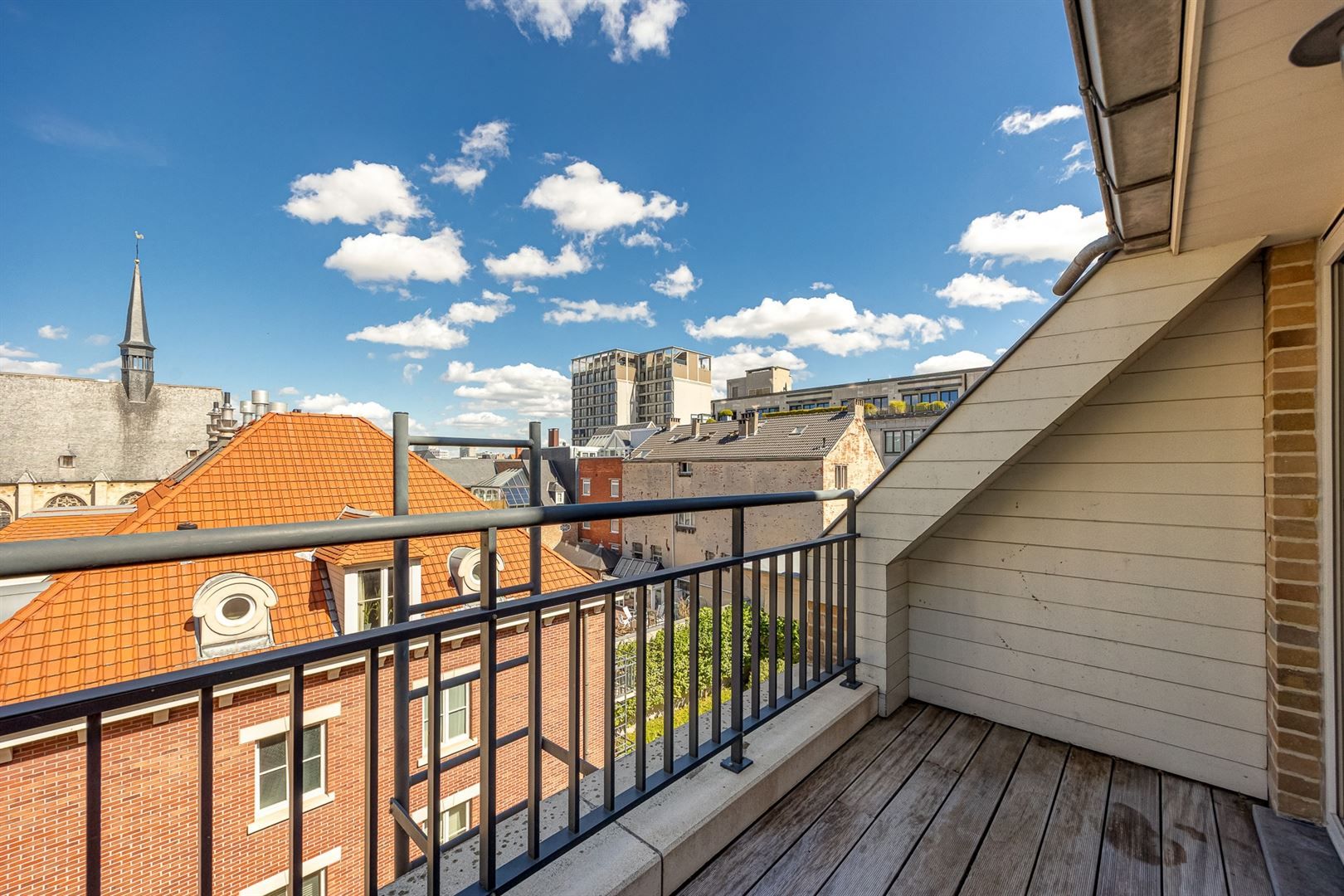 Ruim, lichtrijk appartement met terras en wijds, open zicht. foto 10