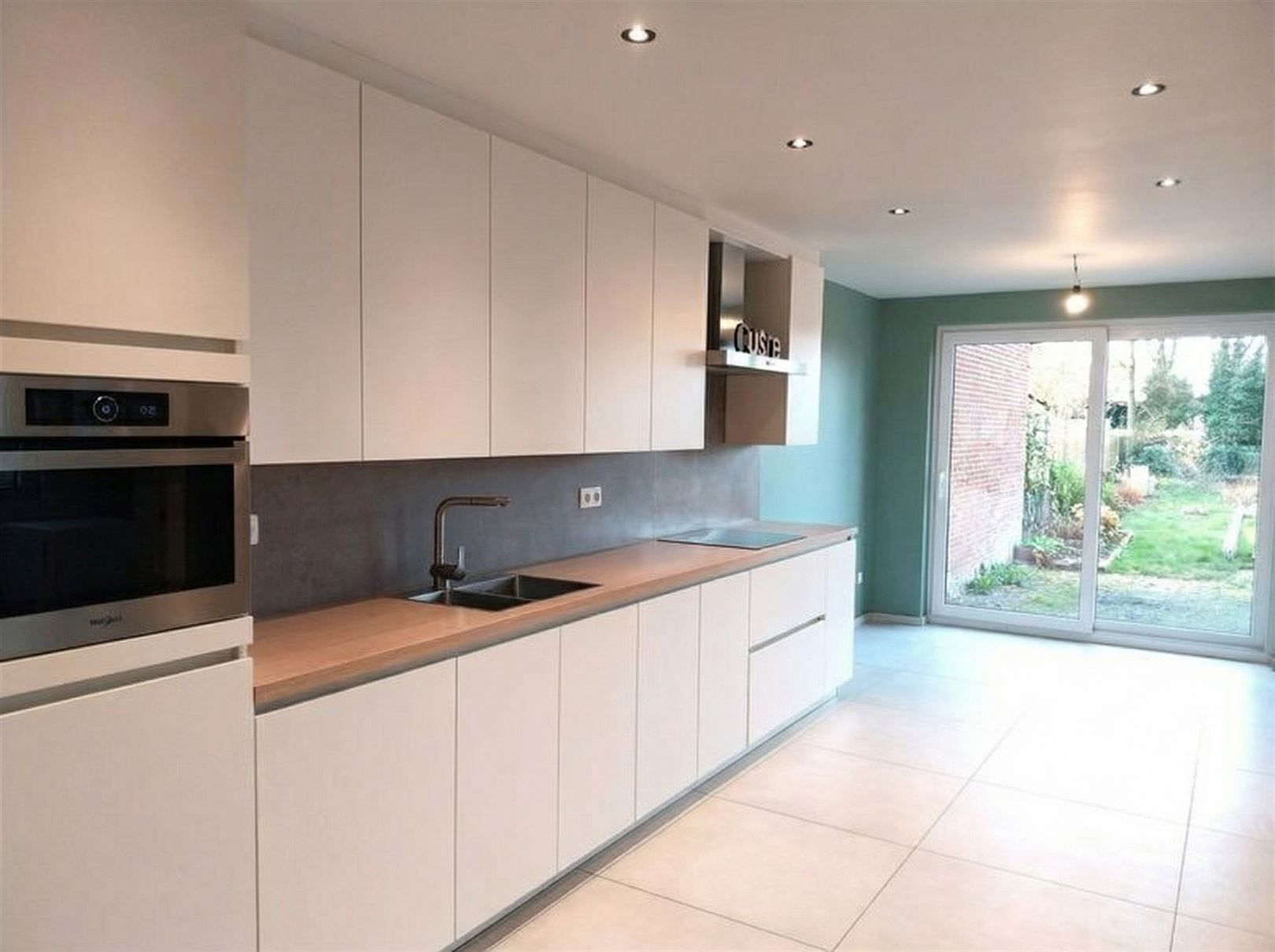 TE HUUR: Gerenoveerde halfopen bebouwing met 3 slaapkamers en ruime tuin! foto 7