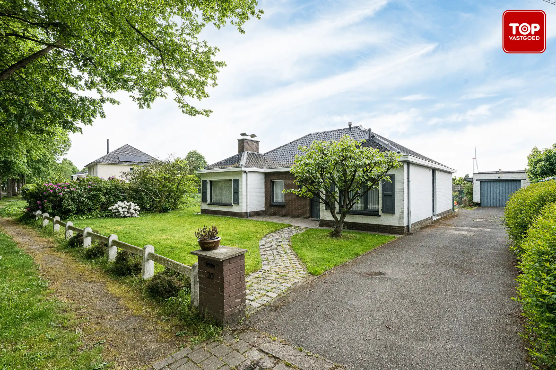 Hoofdfoto van de publicatie: Te renoveren bungalow met charmante tuin op een toplocatie.