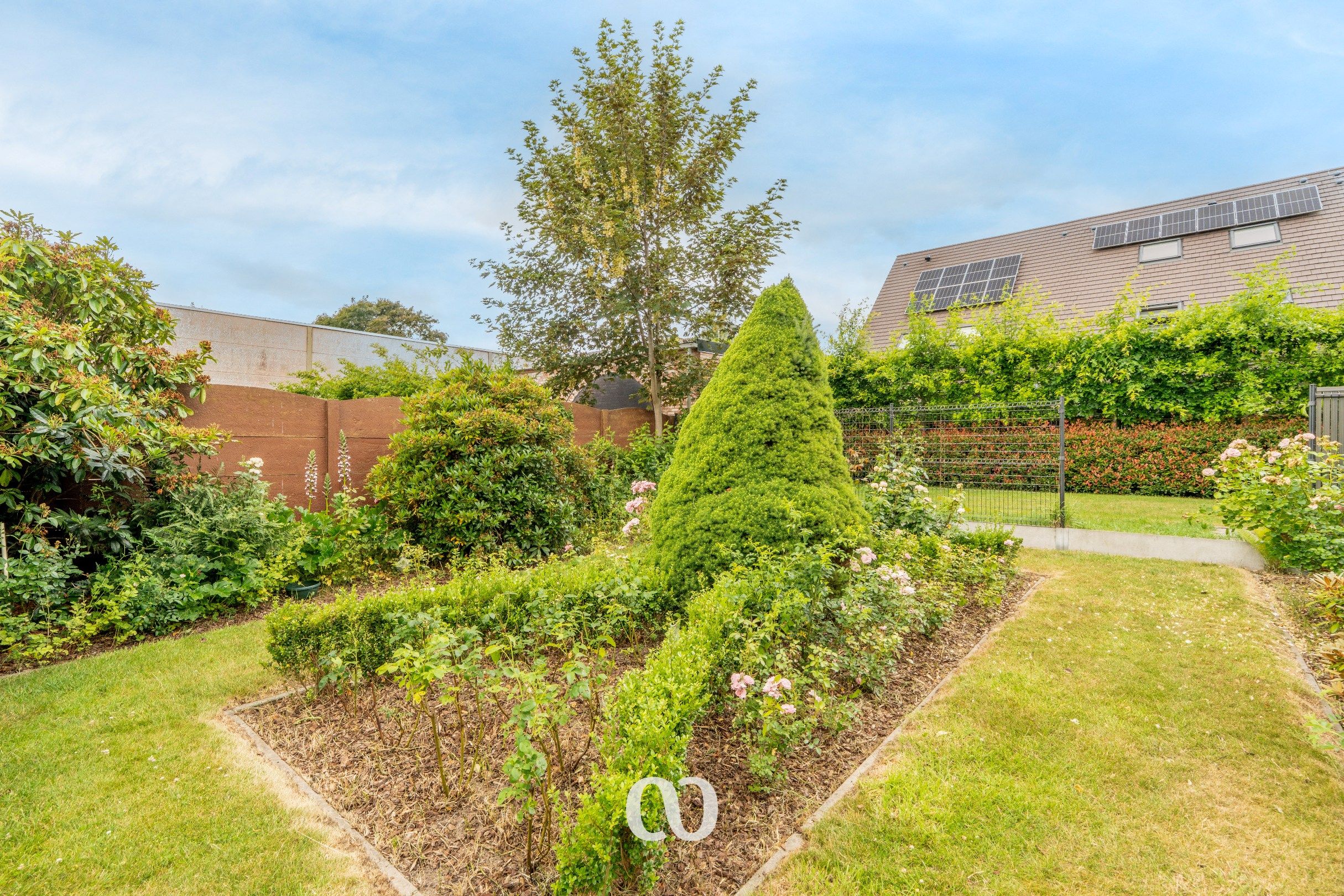 Instapklare woning met zonnepanelen, prachtige tuin en garage foto 14