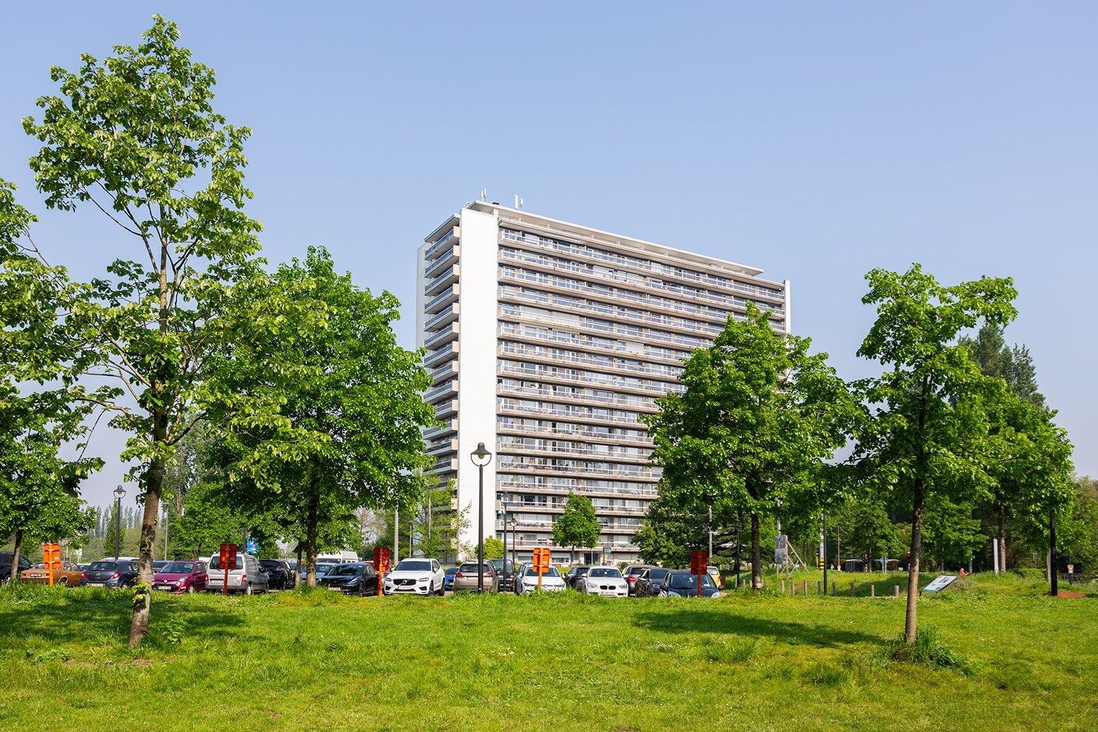 Ruim energiezuinig appartement met terras foto 11