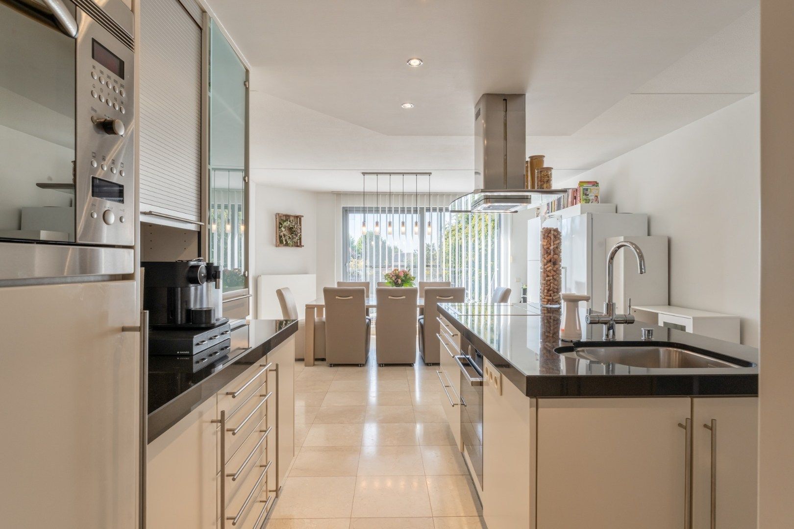 Zeer ruime, goed afgewerkte woning met diverse mogelijkheden nabij het centrum van Maaseik! foto 5
