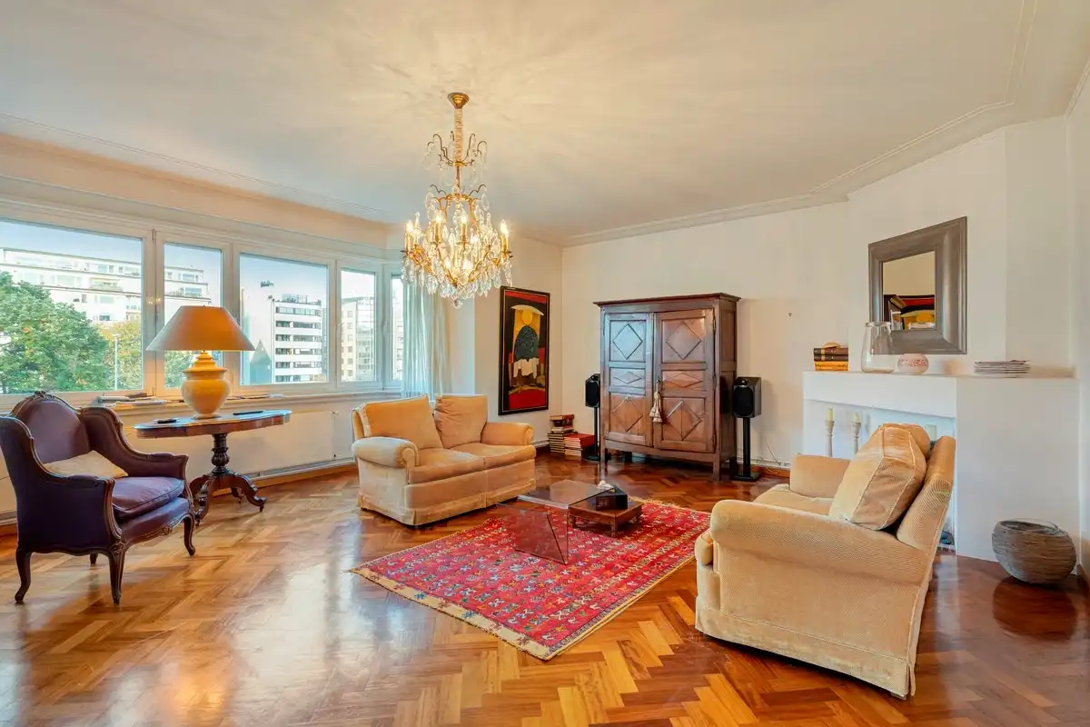 Statig en genereus mid-century appartement aan het Zuidpark met drie slaapkamers, overdekt terras en optionele grote autostandplaats. foto 4