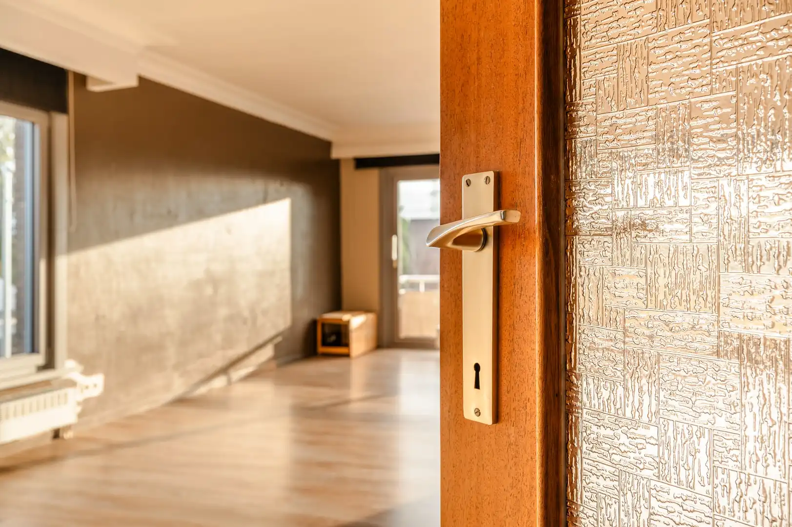 Ruim en lichtrijk appartement met garage foto 3