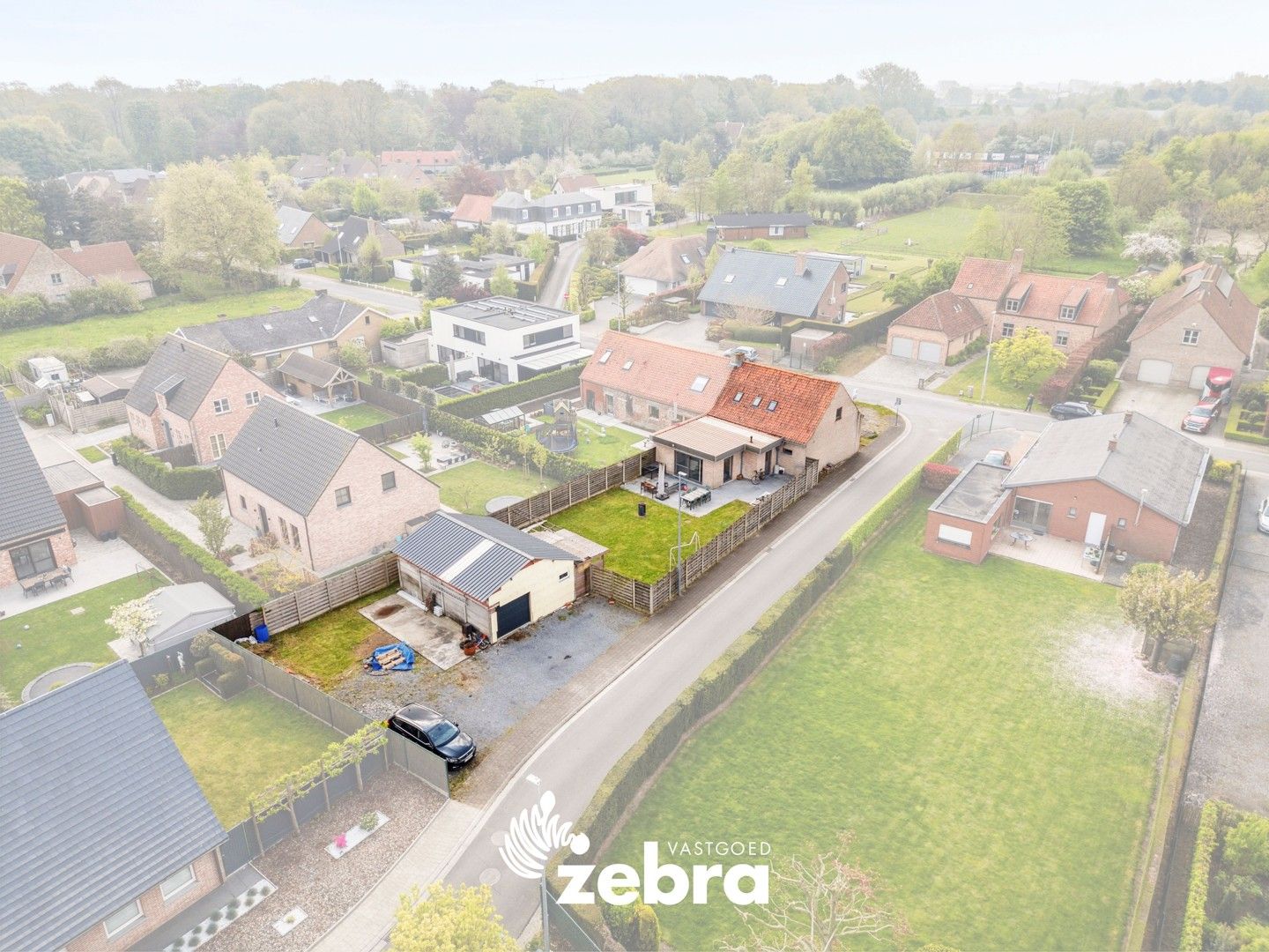 Instapklare woning met drie slaapkamers en loods op een toplocatie te Izegem! foto 2