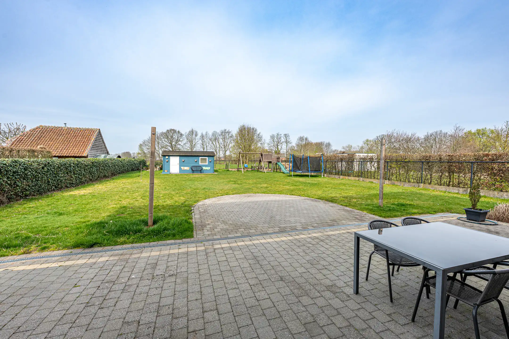 Moderne gezinswoning met inpandige garage en grote tuin. foto 25