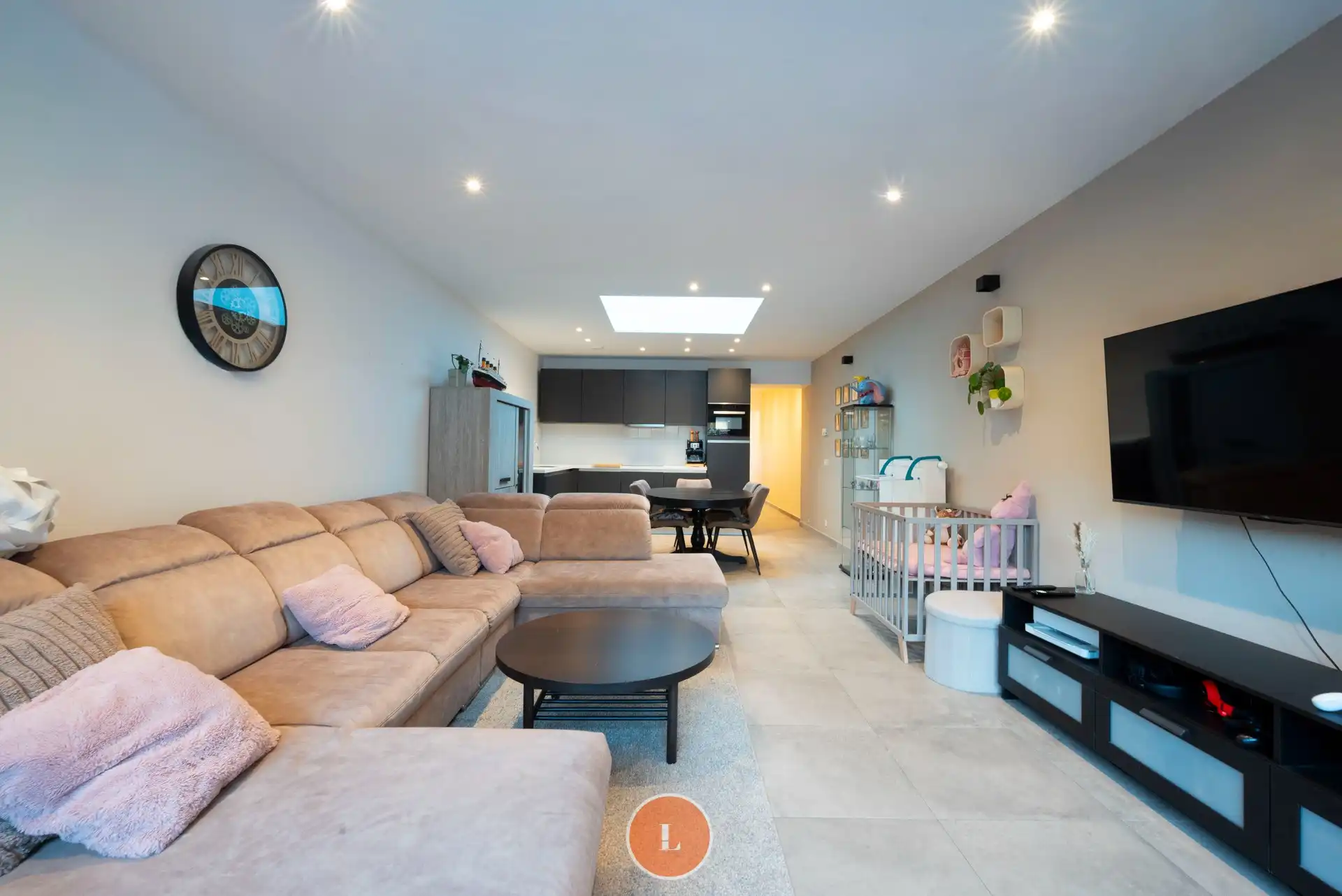 Totaal gerenoveerde gezinswoning met 4 kamers. foto 4