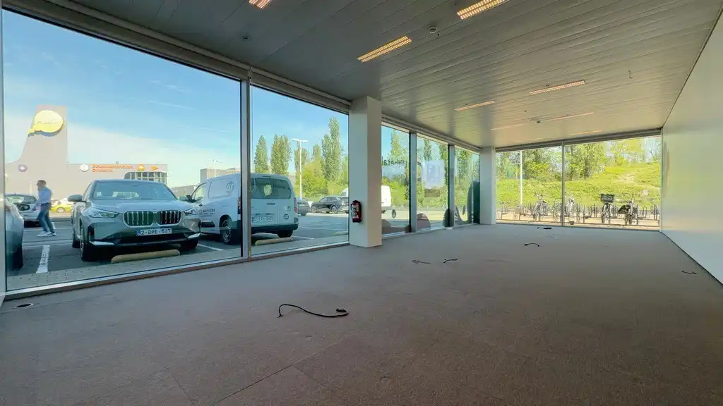 Instapklaar kantoorgelijkvloers te huur in Blue Towers in Gent foto 4