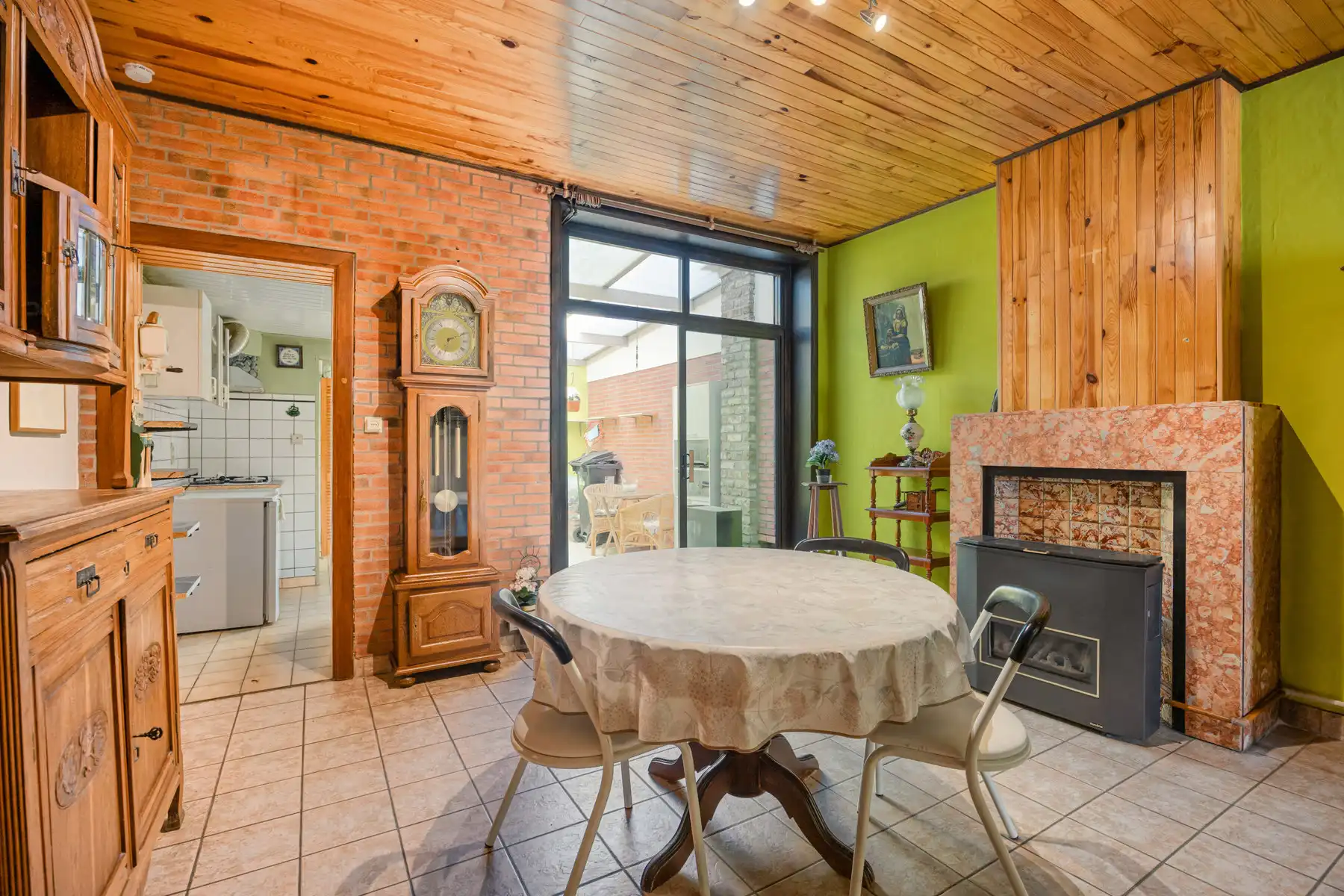 TE KOOP - gesloten bebouwing met 2 slaapkamers en tuin foto 3