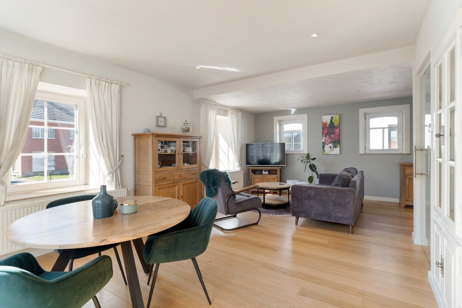 Prachtig gerenoveerde vrijstaande woning met heerlijke tuin met zwembad op 16a16ca foto 3