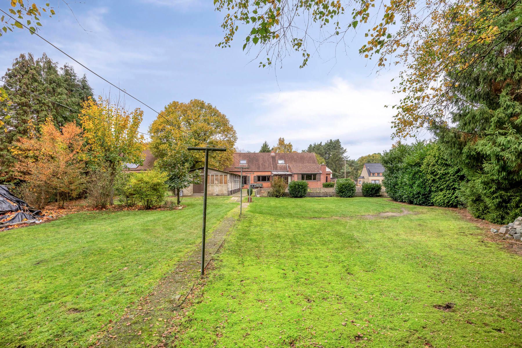 Karaktervolle te renoveren woning op perceel van 37a20ca! foto 28