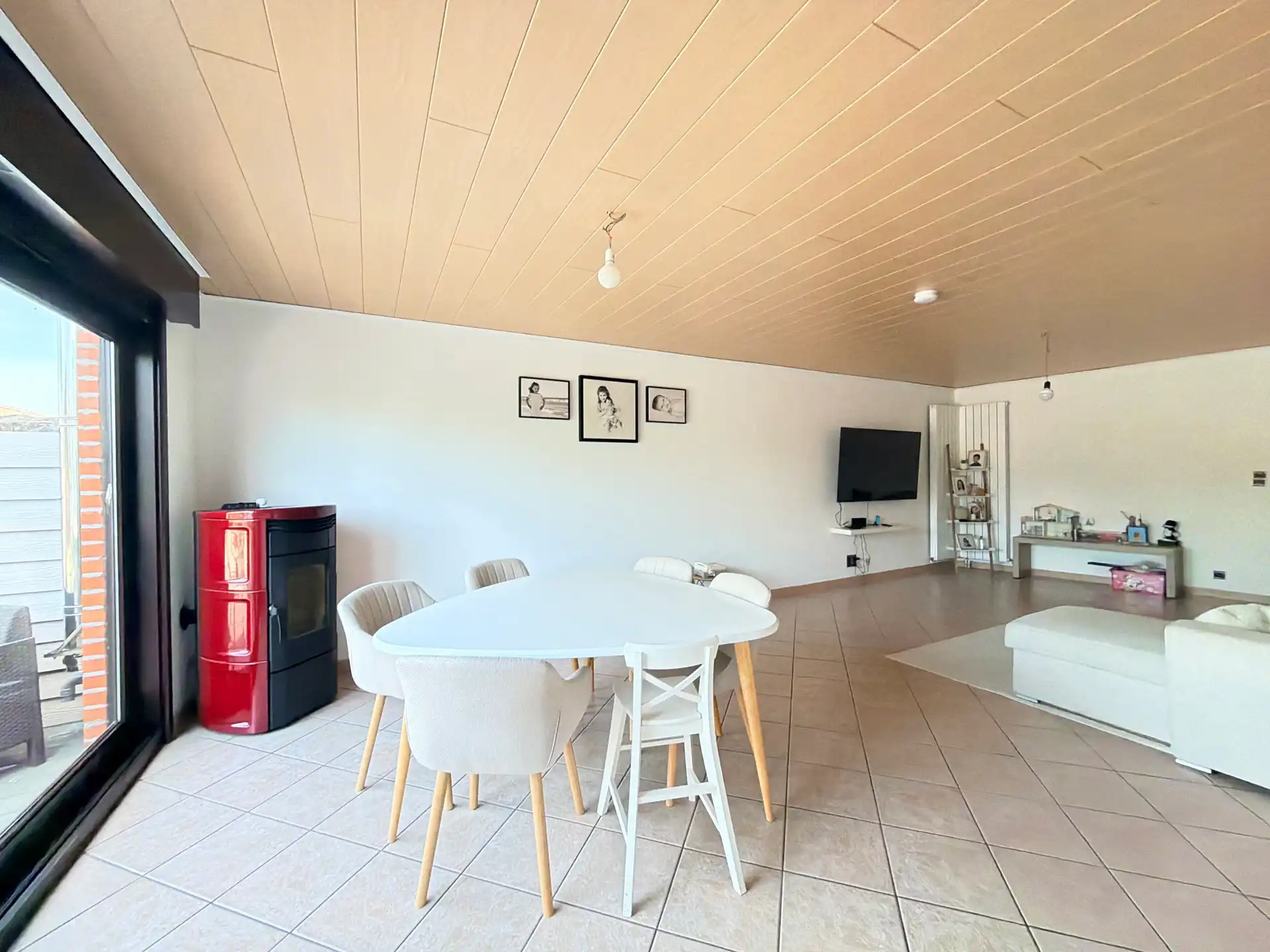 Zeer ruime instapklare woning 3 slaapkamers, zolder, bureau, garage en zonnige tuin. Adinkerke. foto 2