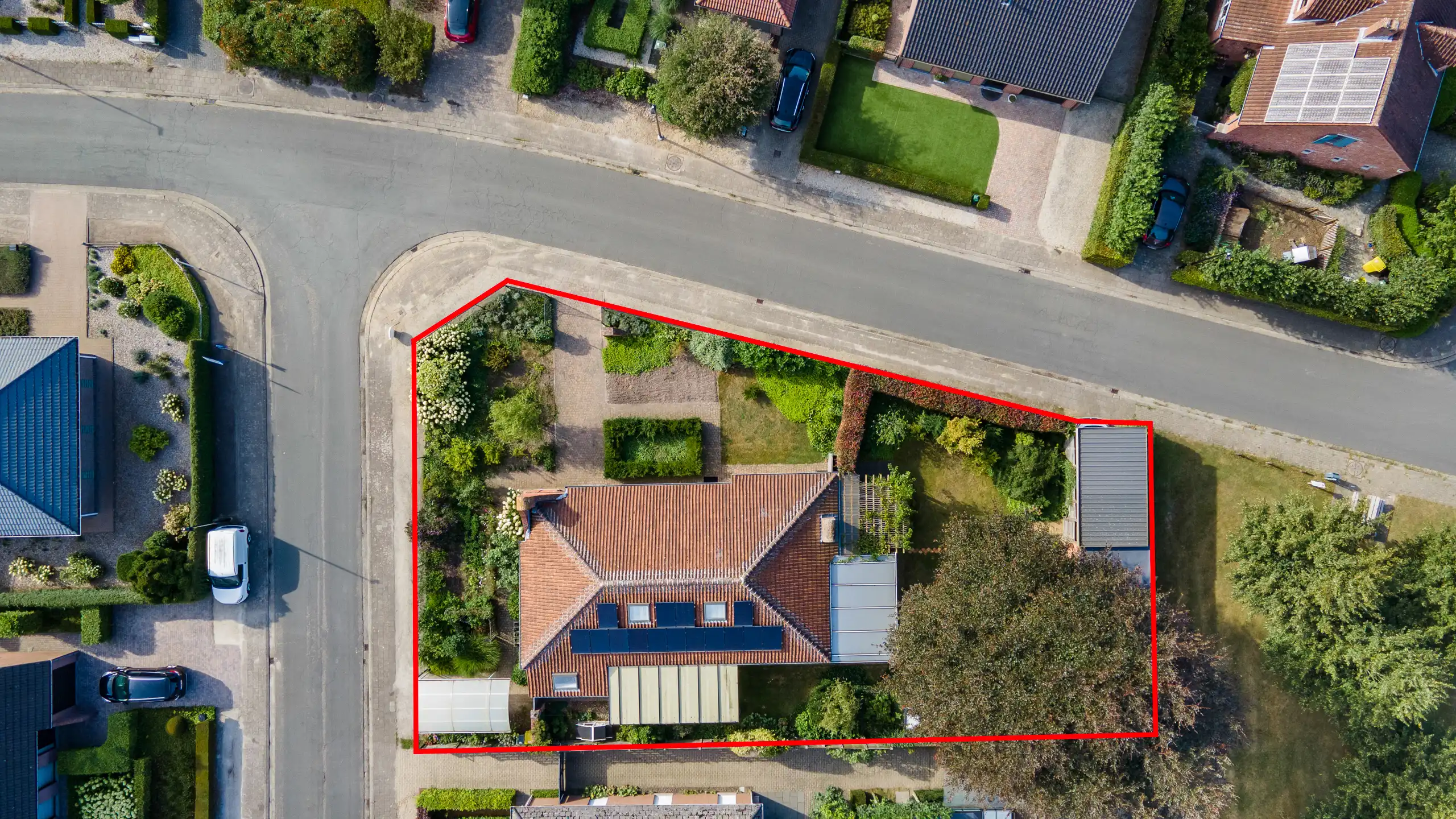 Mooie open bebouwing met knappe tuin in een rustige woonwijk foto 16