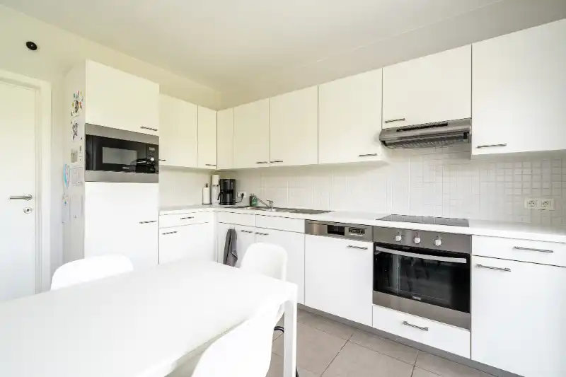 Halfopen bebouwing met praktische indeling in rustige woonwijk foto 9