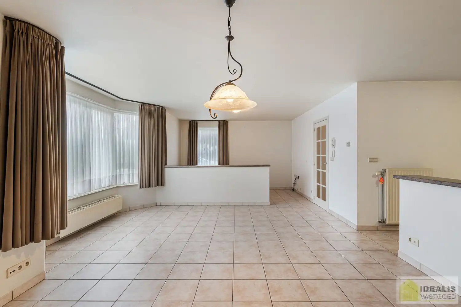 IDEALIS VASTGOED – INSTAPKLAAR GELIJKVLOERS APPARTEMENT MET LICHTRIJKE LEEFRUIMTE,  RUIME OPEN KEUKEN, BADKAMER, SLAAPKAMER EN AUTOSTAANPLAATS OP EEN GUNSTIGE LOCATIE NABIJ HET CENTRUM VAN PELT! foto 3