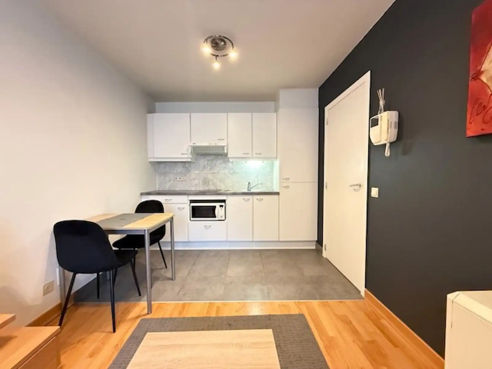 Gemeubelde studio met één slaapkamer foto 2