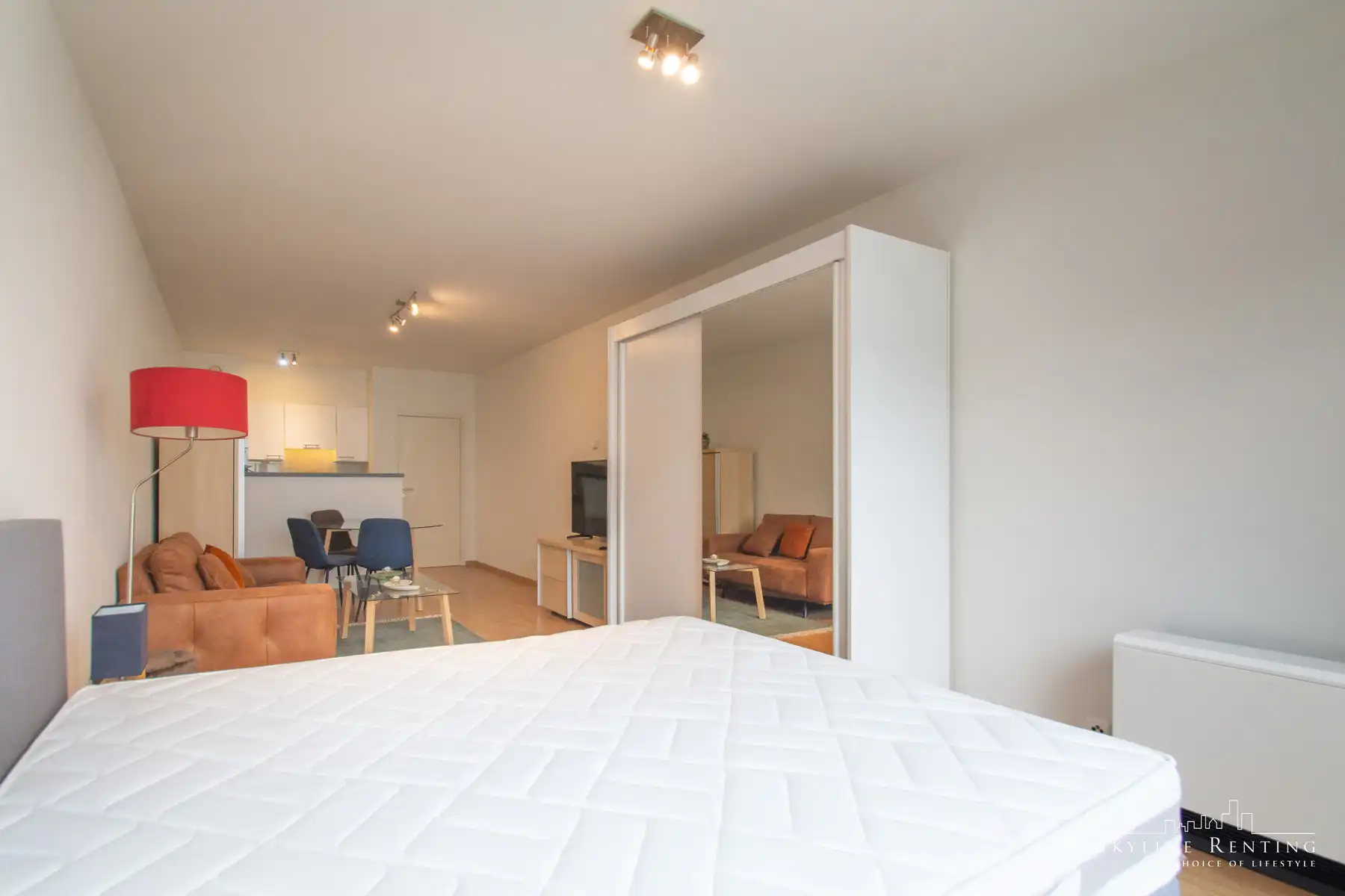 Mooi gemeubelde studio met terras bij EU-Parlement foto 4