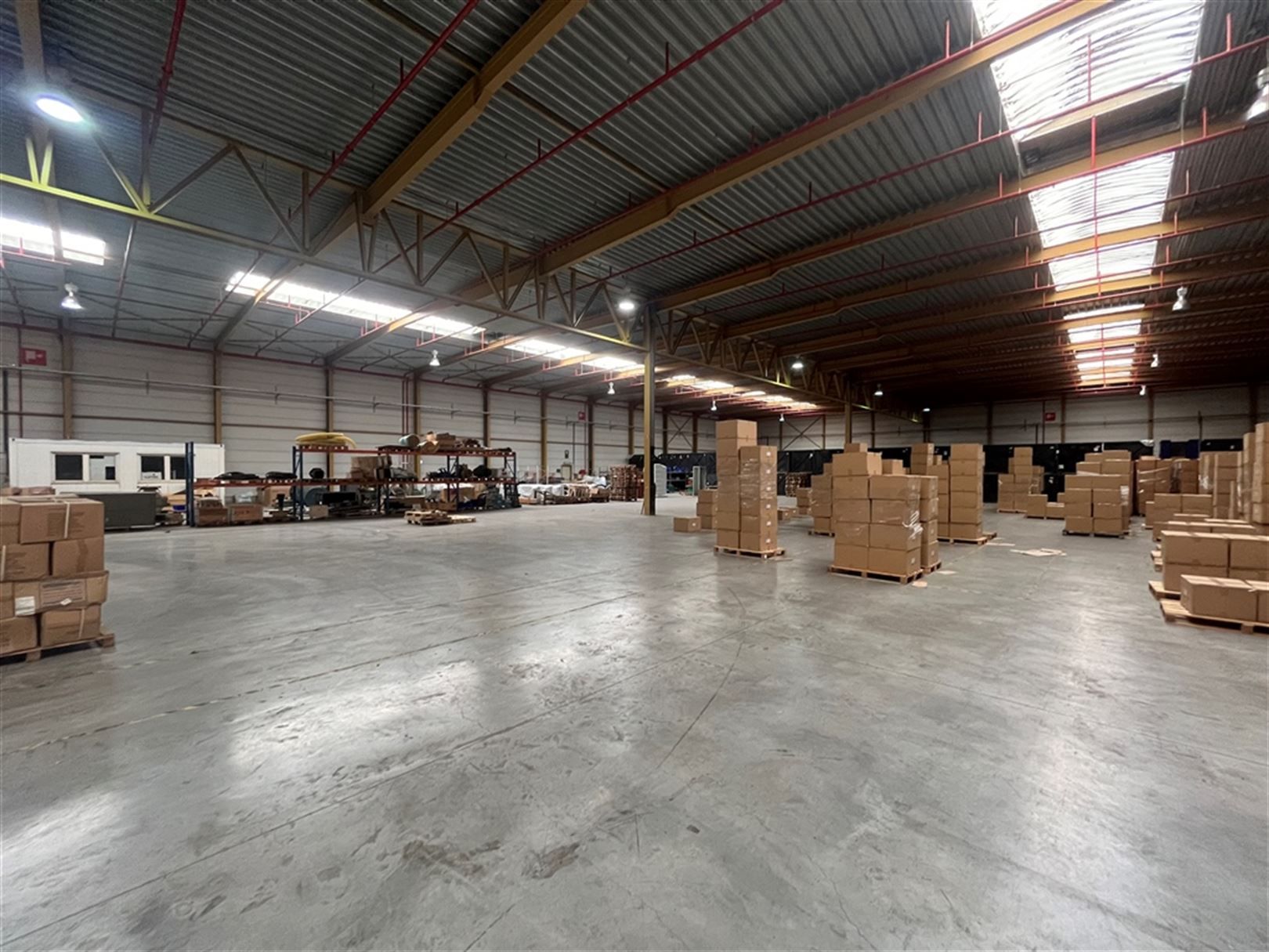 Magazijn met laad- en loskades en ruime parking foto 5