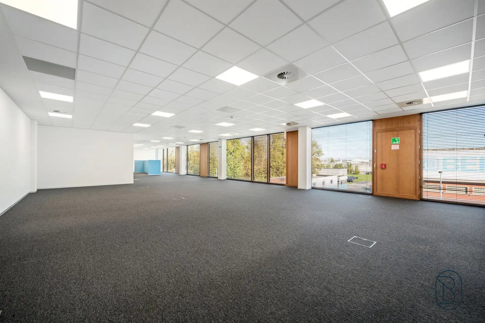 Lichtrijk groot kantoor in mooi bedrijfscomplex te Zwevegem foto 7