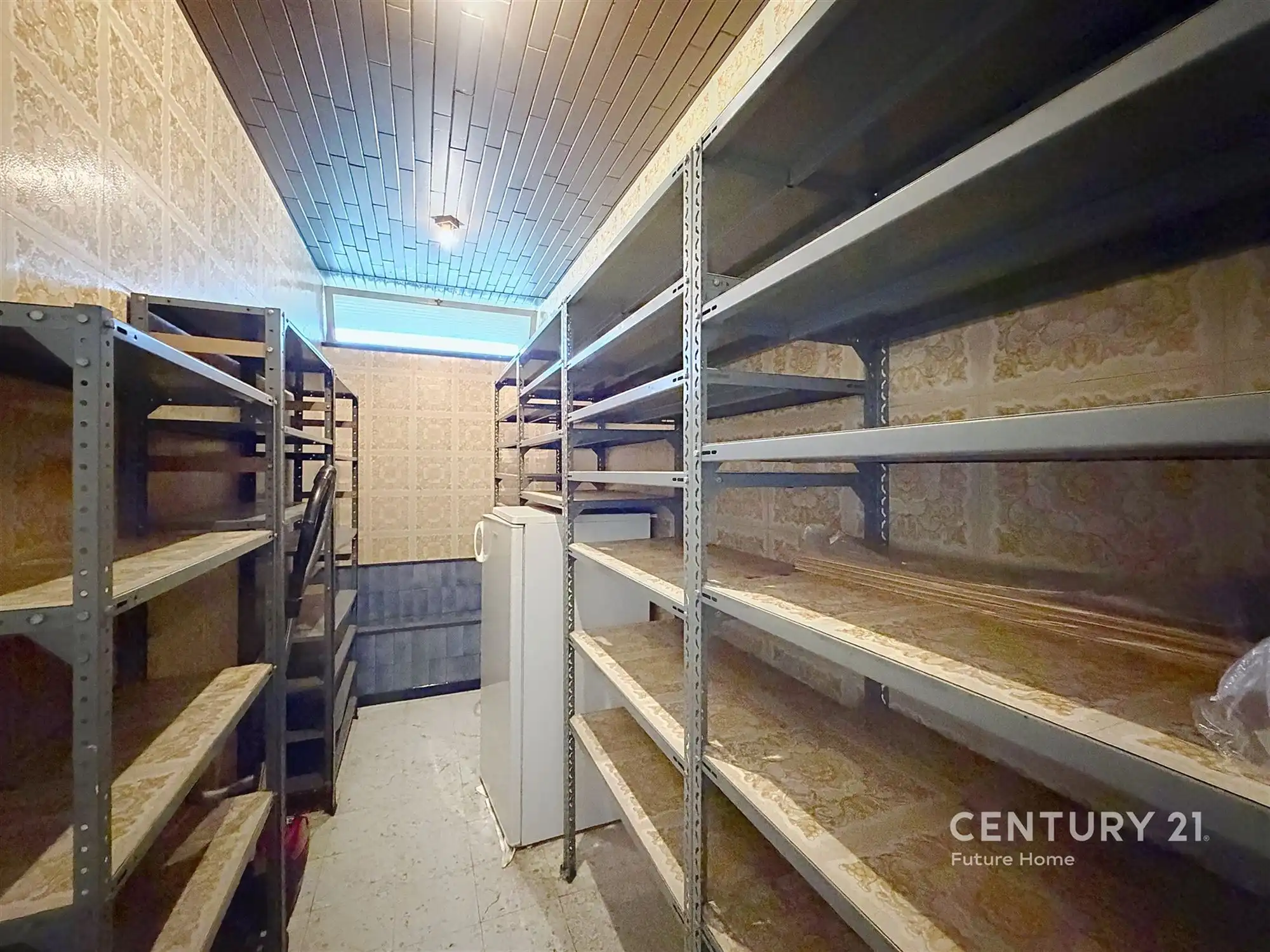 Karaktervolle architecturale woning met veel potentieel foto 21
