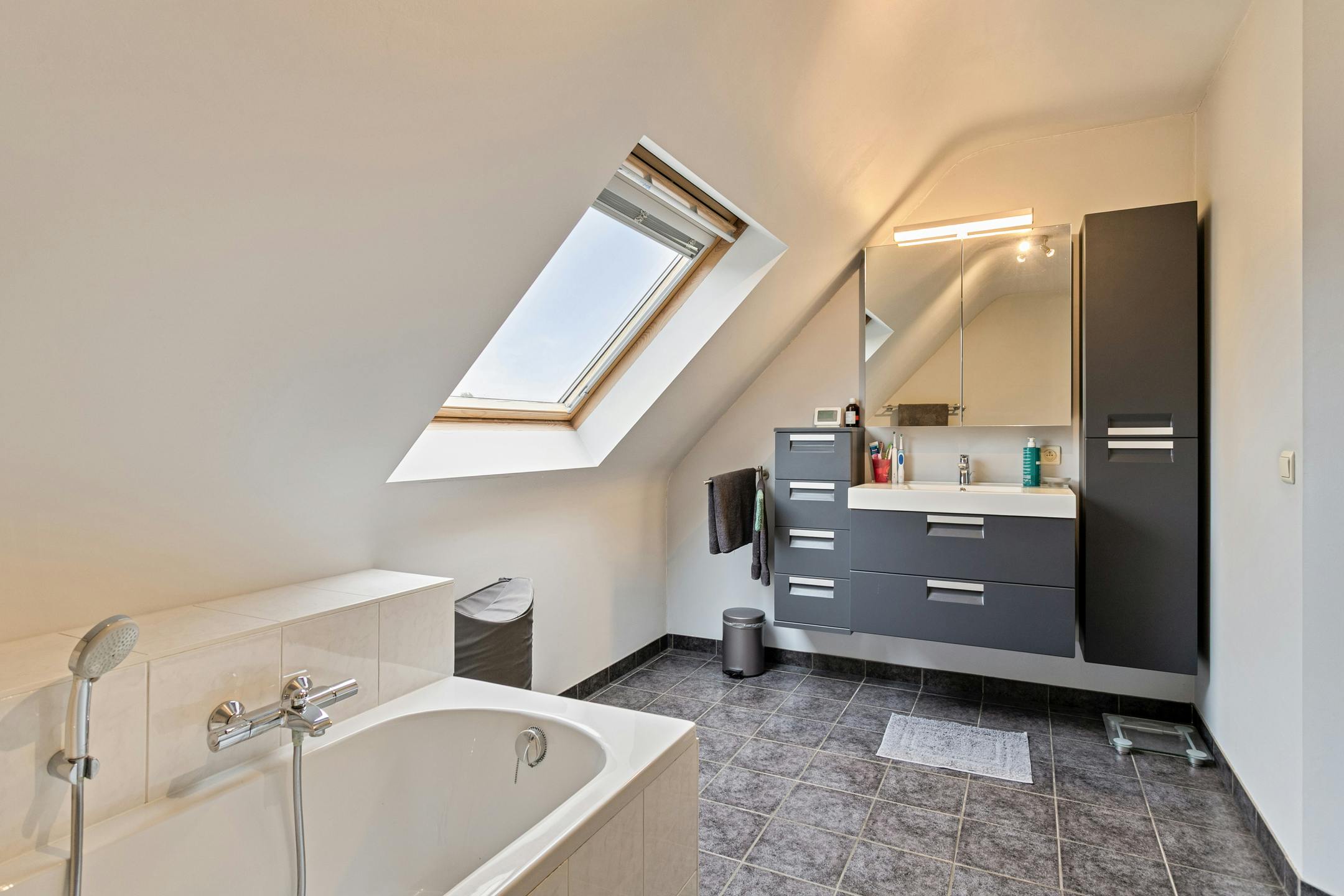 Volledig instapklaar huis met 3 kamers te koop in Deerlijk foto 15