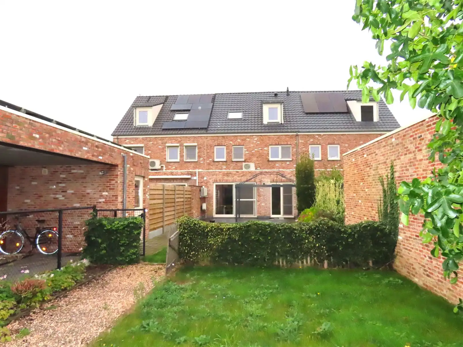 TE HUUR: Gesloten bebouwing met 4 slaapkamers in Koersel! foto 13