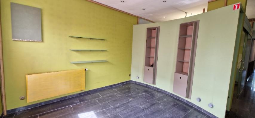 Ruime EENGEZINSWONING met grote leefruimten, 2 slaapkamers en mooi terras, woning met mogelijkheden, op 1 are 33 ca. foto 2