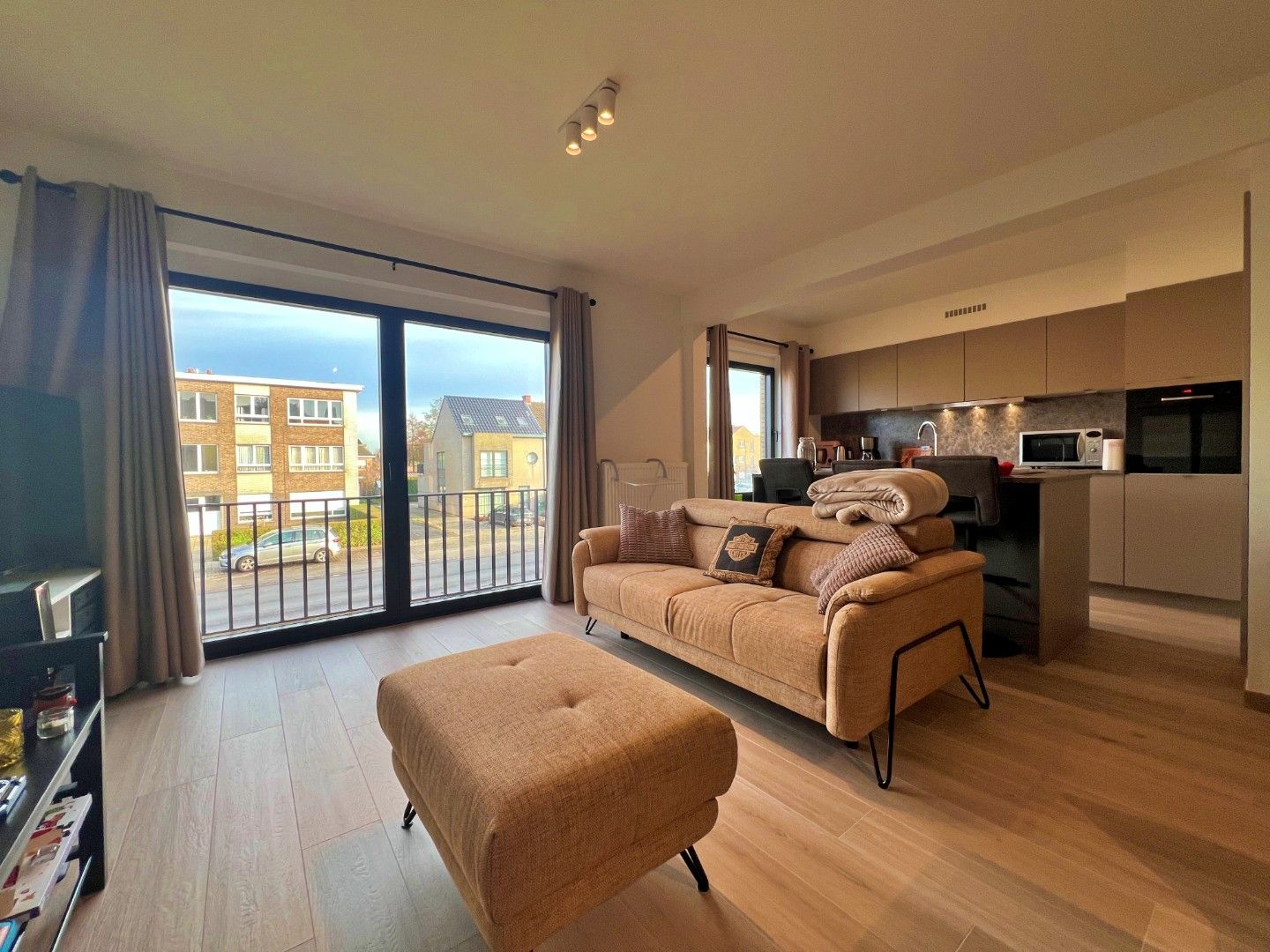 Prachtig gerenoveerd appartement met 2 slaapkamers, garagebox en zolderberging te huur te Wondelgem foto 3