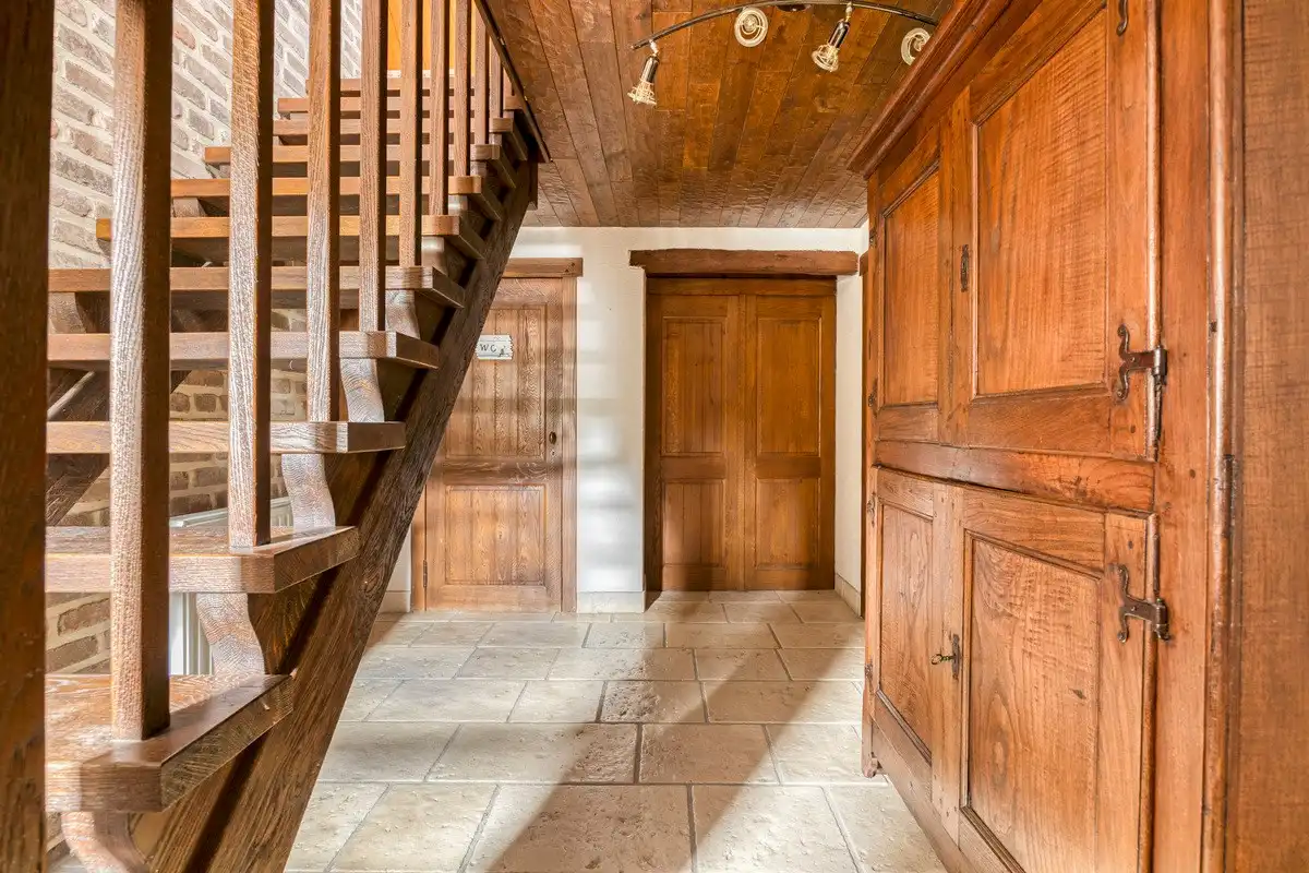 Zeer ruime landelijke woning met atelier en garages foto 4