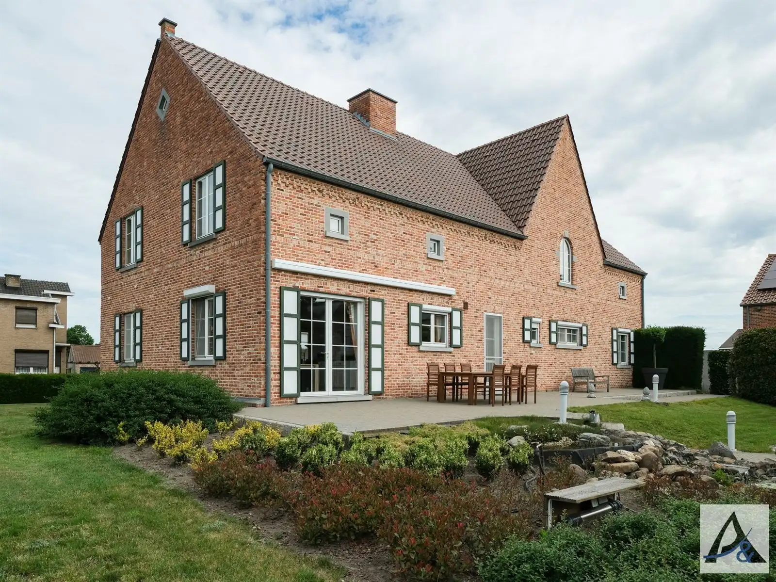 Exclusieve villa met ruime loods in hartje Munsterbilzen foto 6