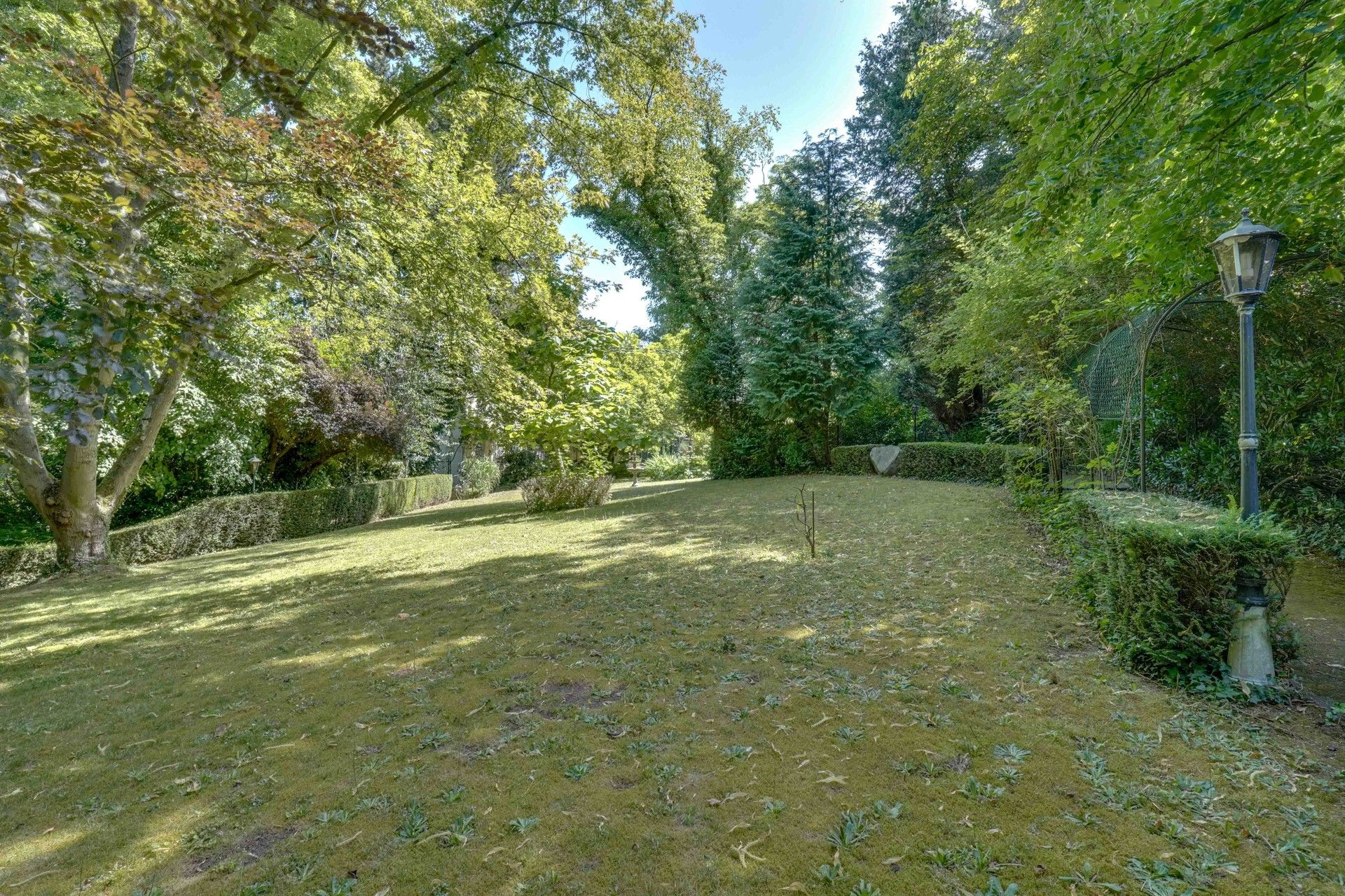 EXCLUSIEVE VILLA + BOUWGROND IN DOODLOPENDE STRAAT foto 8