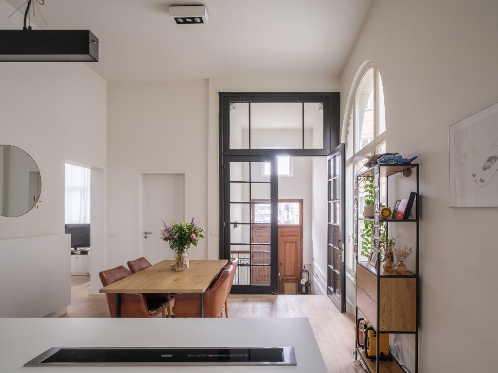 Uitzonderlijk duplexappartement, gelegen in een stijlvolle residentie, op slechts enkele meters van de Kouter en de Koestraat in Gent. foto {{pictureIndex}}