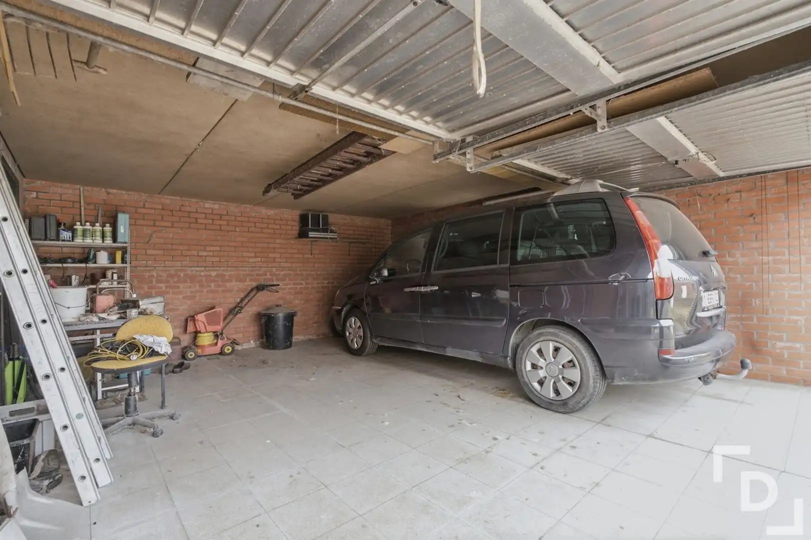 Gebouw met handelsruimte, appartement & 2 garages. foto 31