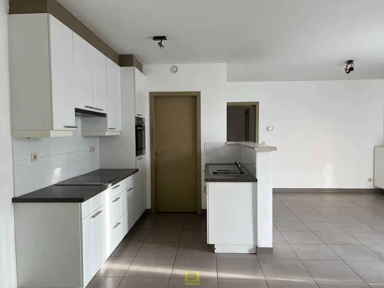 Instapklaar gelijkvloers - 2 slaapkamers - Op toplocatie foto 2