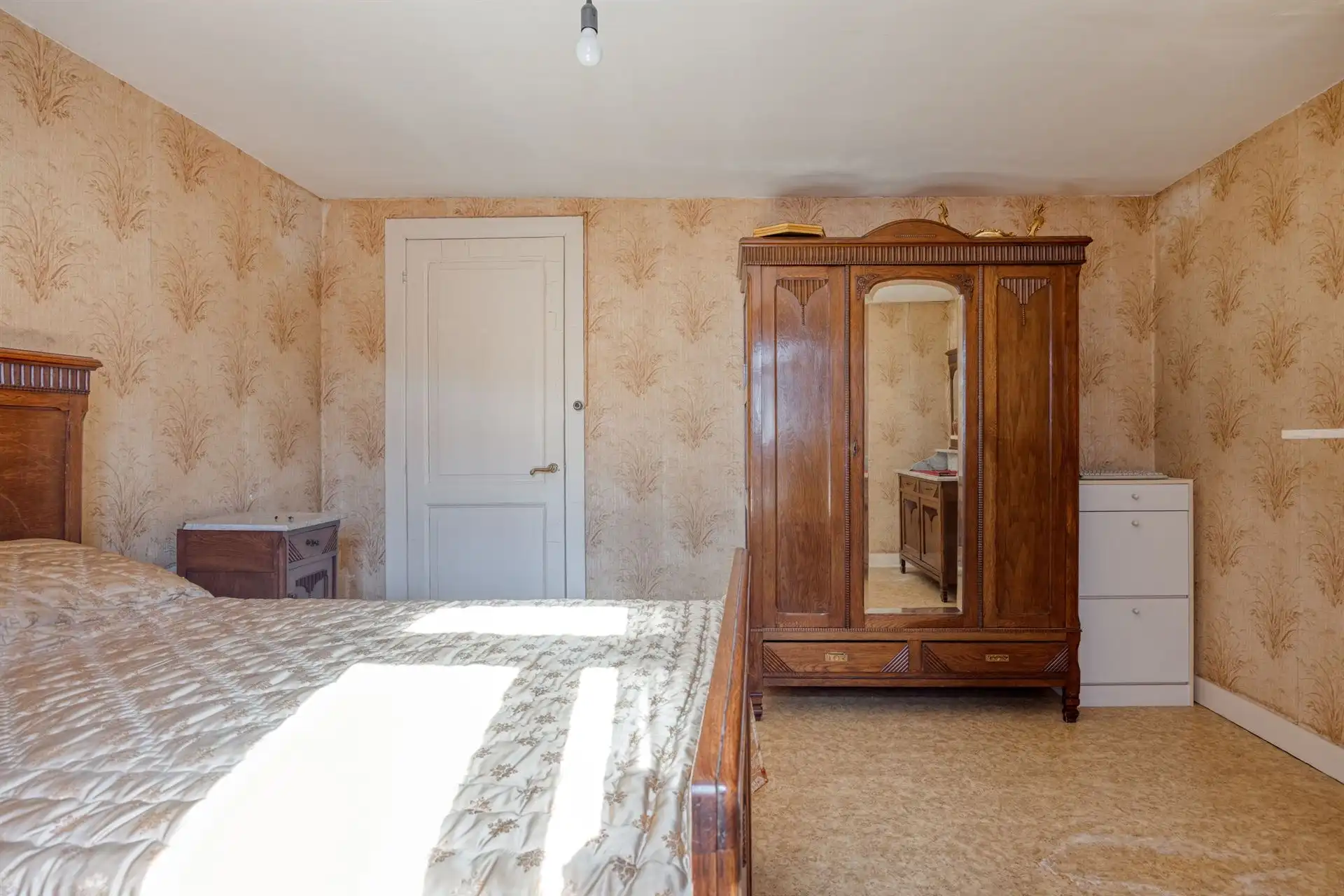 Te renoveren woning met 4 slaapkamers en tuin.  foto 19