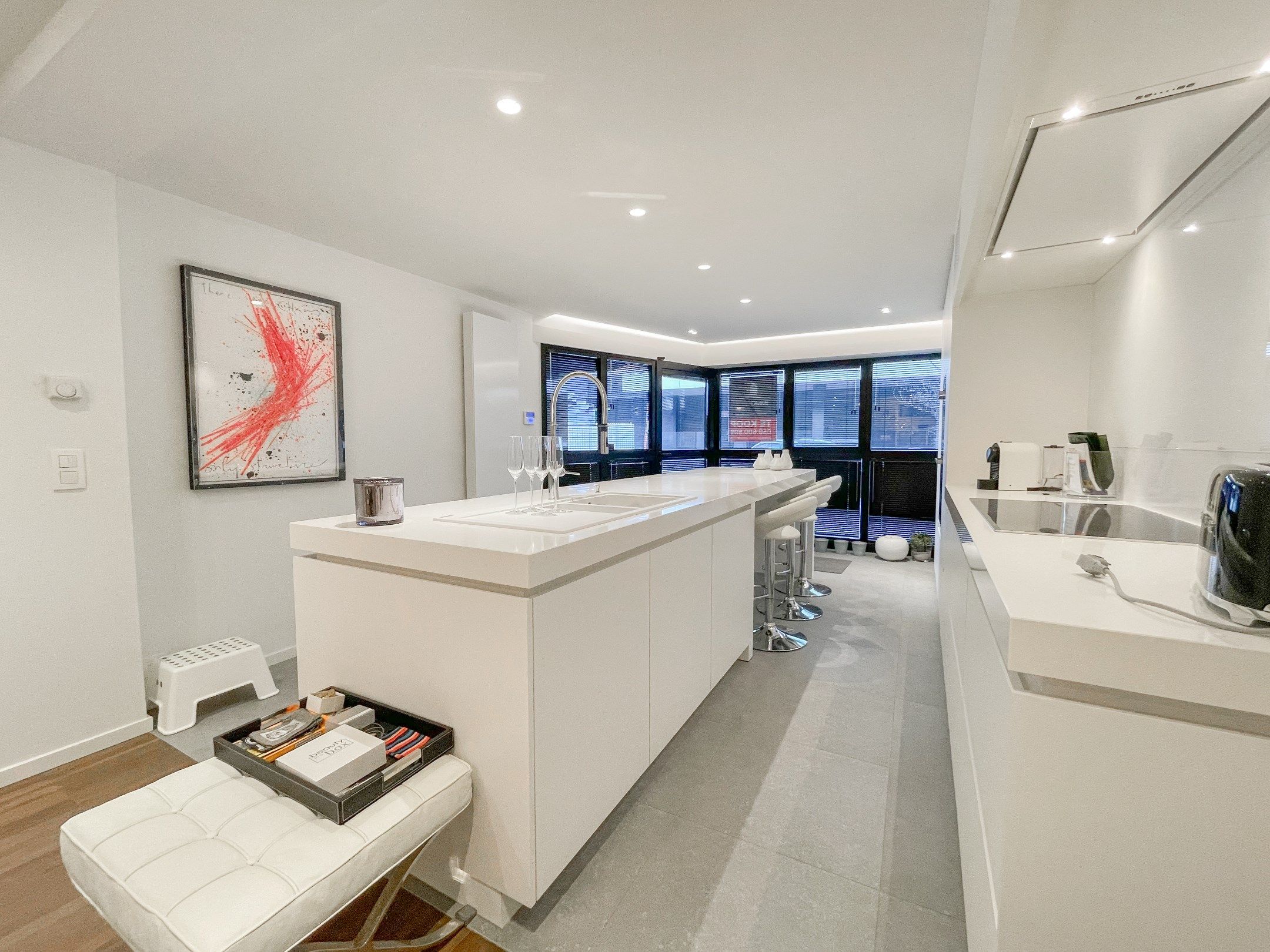 Stijlvol, instapklaar appartement met een ruim terras gelegen aan het Lichttorenplein op enkele passen van de zee. foto 5